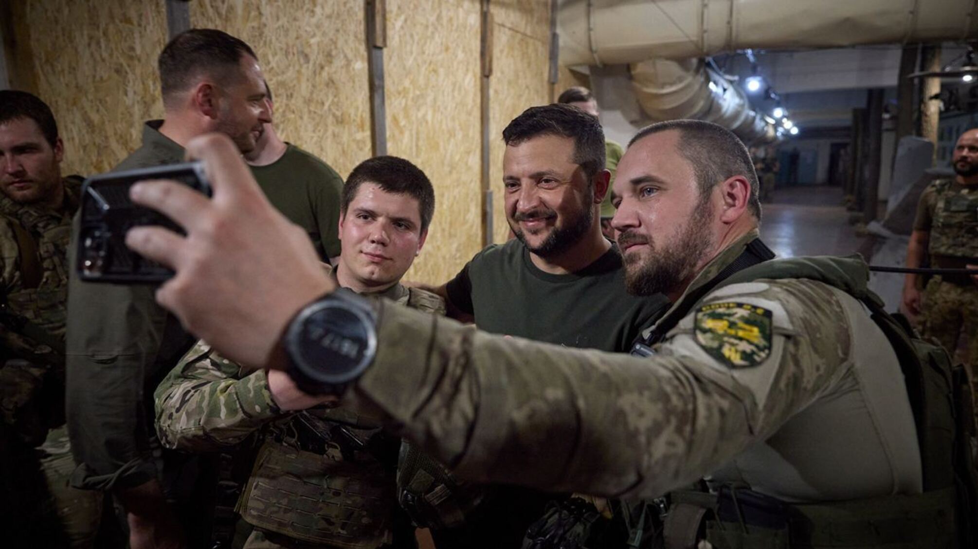 Зеленский посвятил день военным ВСУ