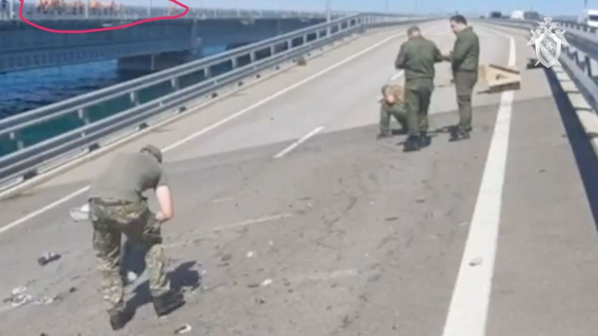 Железнодорожная ветвь Крымского моста, вероятно, тоже повреждена, - новые спутниковые снимки