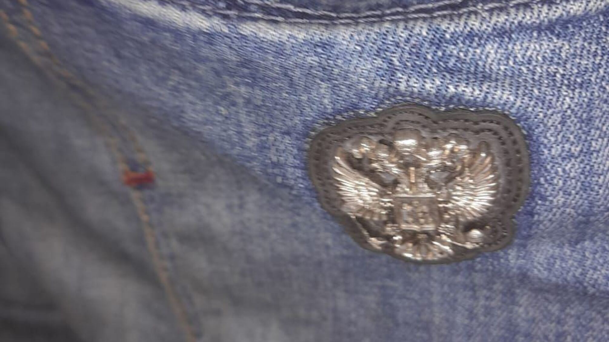 Полиция будет выяснять, как нашивка очутилась на джинсах парня