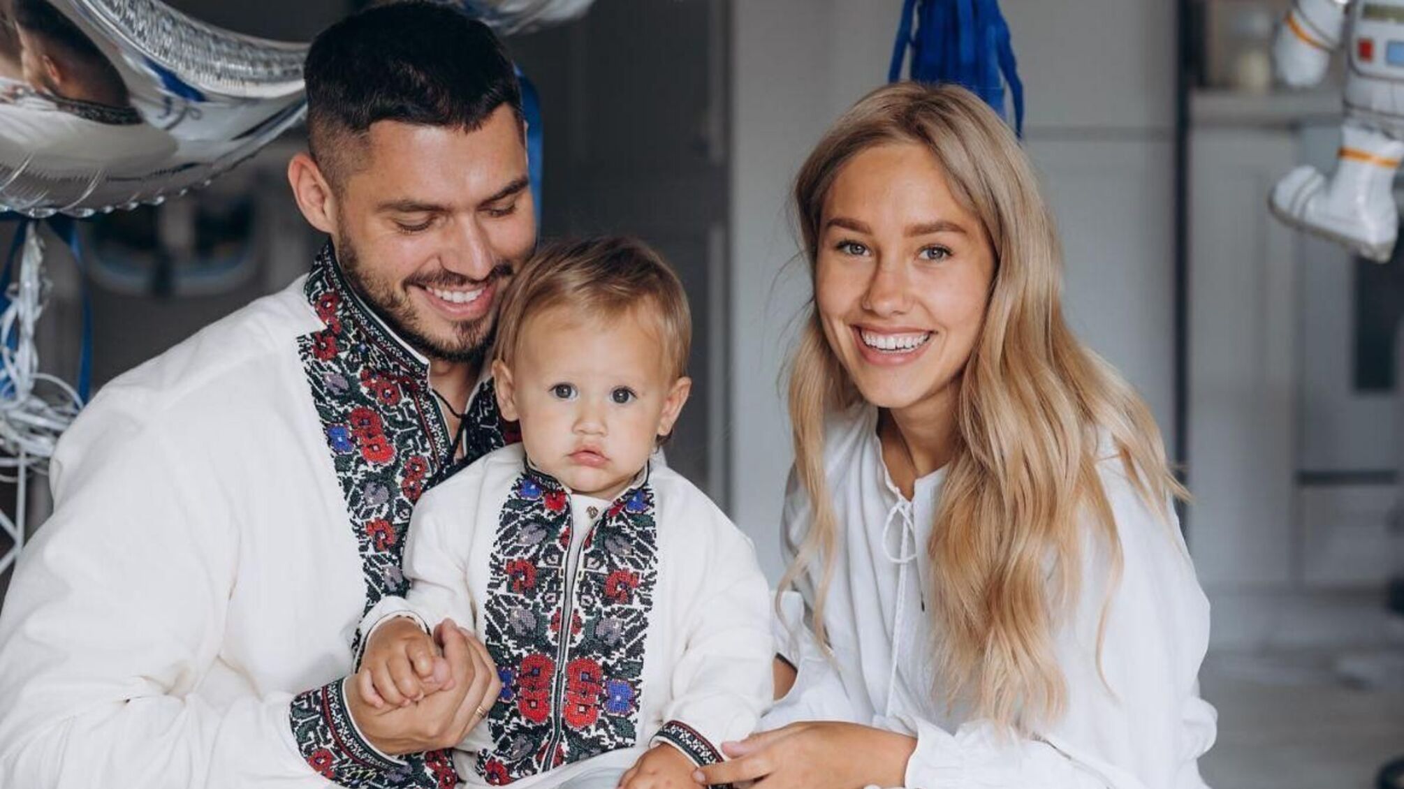 Родители маленького мальчика, хоть и разведены, но вместе поддерживают сына