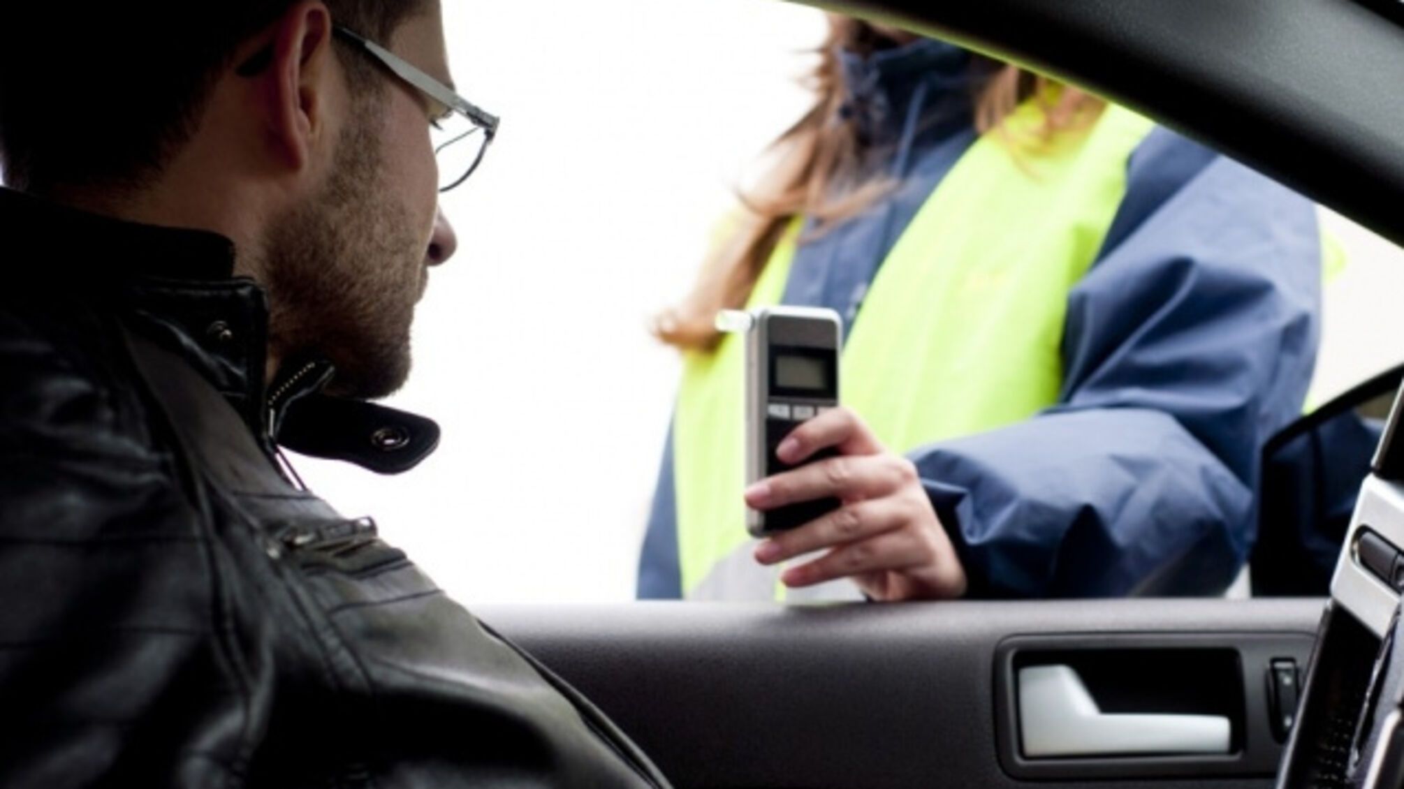 Чиновник з Ужгорода вчетверте попався п’яним за кермом: чоловік хотів 'порішати' і тицяв посвідченням