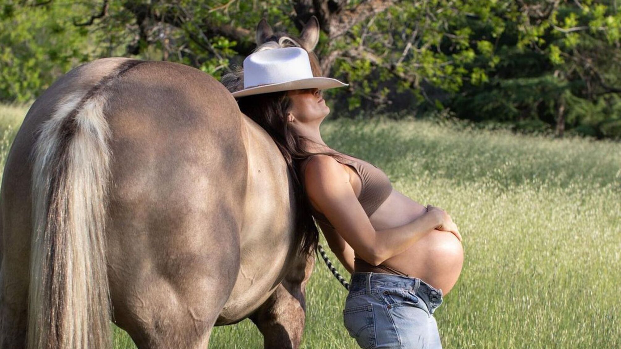 Ніккі Рід, яка народила сина, поділилася фото з домашніх пологів