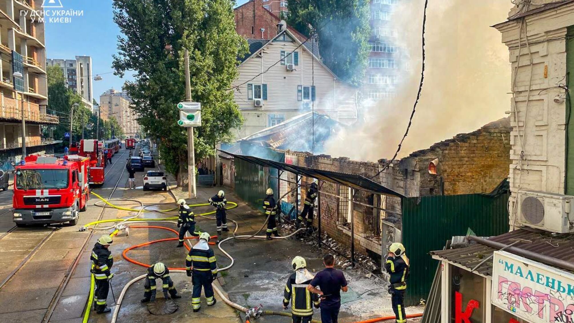 В центре Киева масштабный пожар: дым виден из разных районов города (видео)