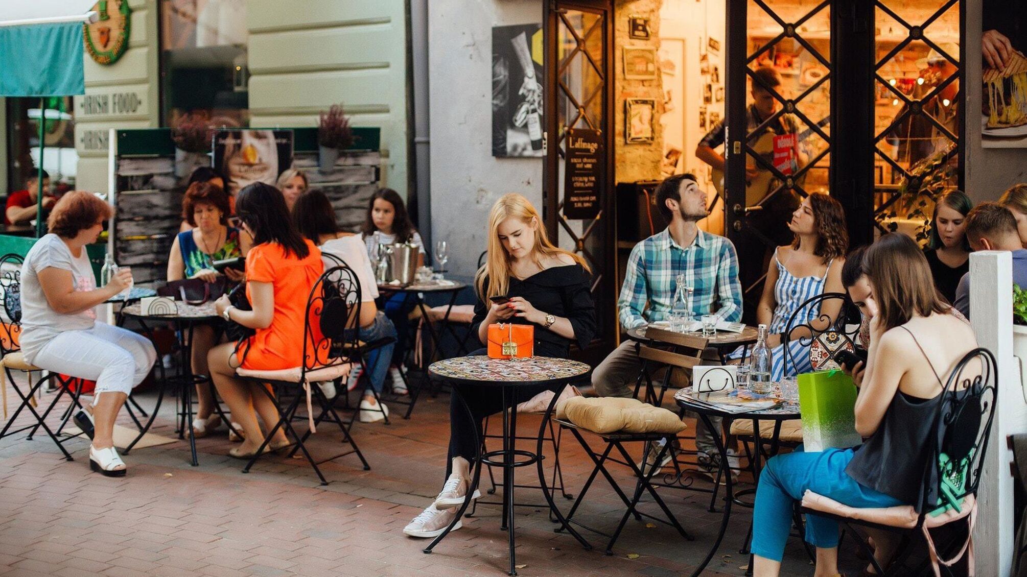 Решение Совета обороны Киева о кафе и ресторанах вступит в силу с сентября