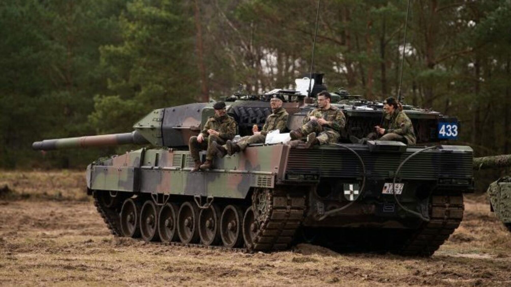 10 'Леопардів' і 13 млн боєприпасів: Німеччина оголосила про новий пакет військової допомоги Україні