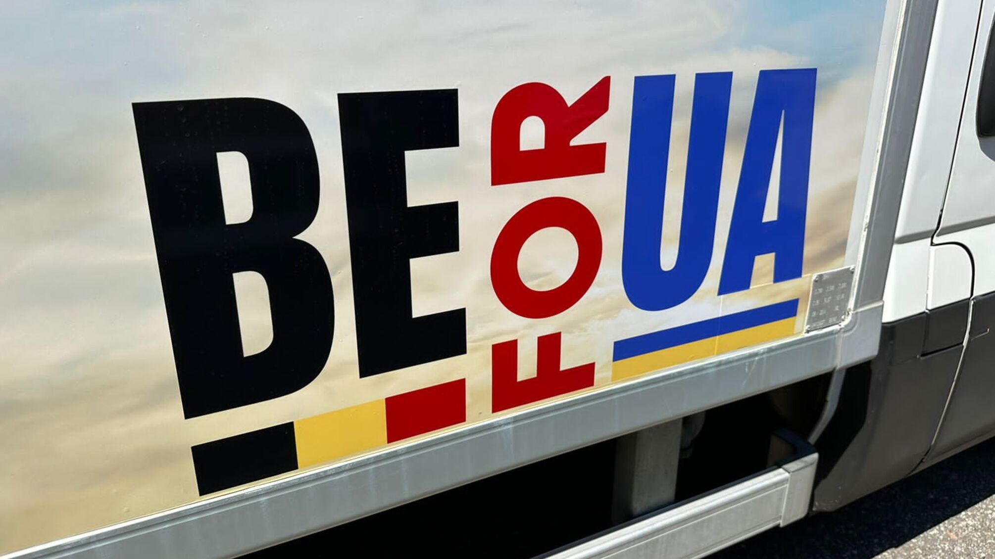 Едут на фронт: БФ 'Милосердие и здоровье' передал на передовую автомобили для эвакуации бойцов (фото)