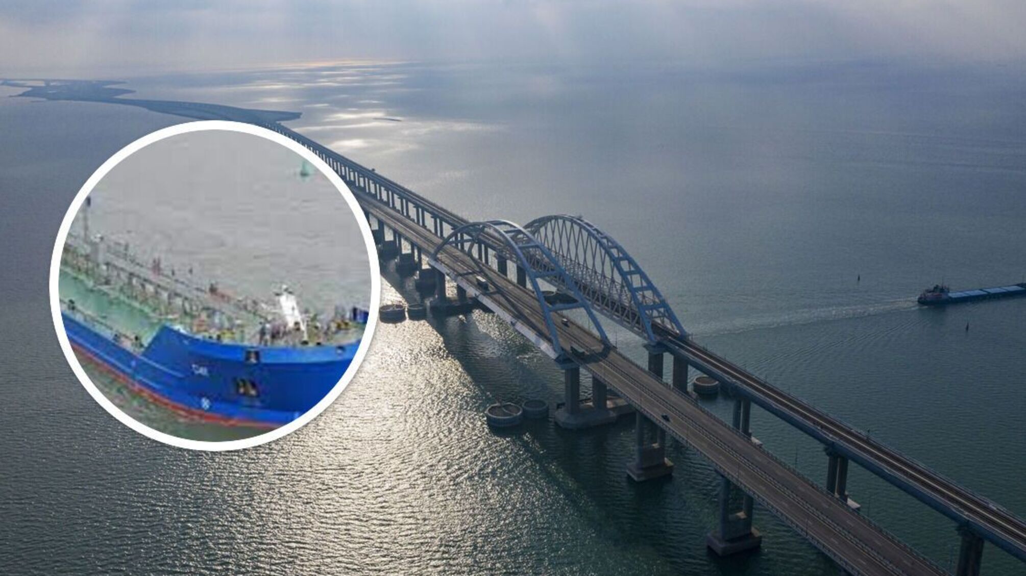 Вибухи в районі Кримського мосту: росіяни заявляють про пошкодження танкеру (оновлено)