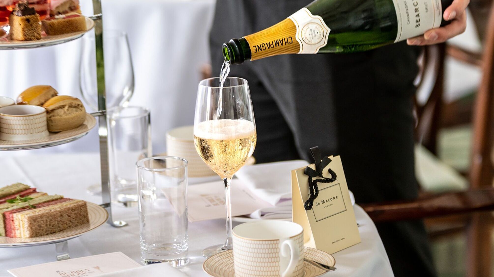 Пити охолодженим та з широкого бокалу: 7 золотих правил правильного вживання шампанського від французьких сомельє 