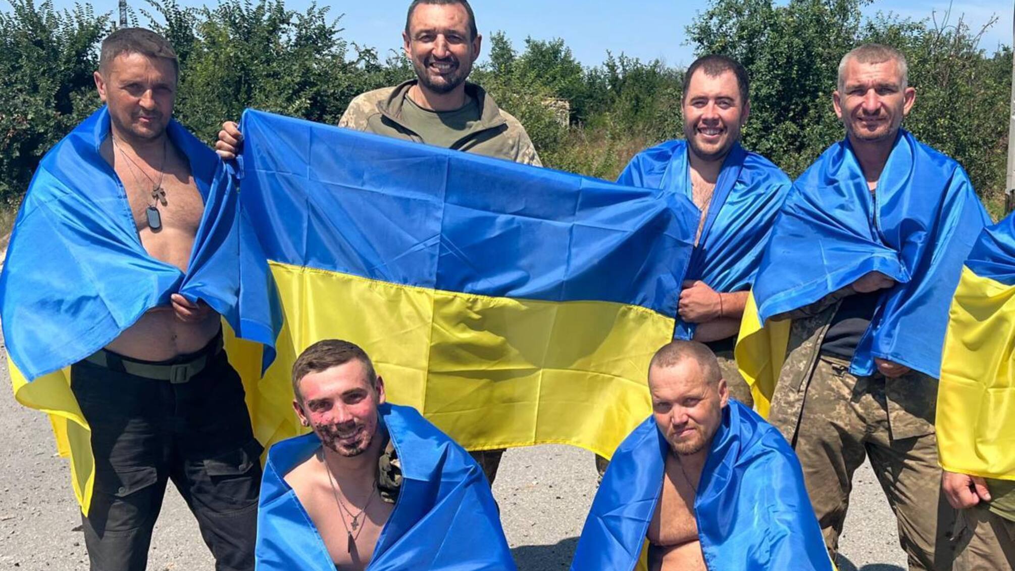 22 украинских защитника вернулись из российского плена, включая офицеров и раненых бойцов