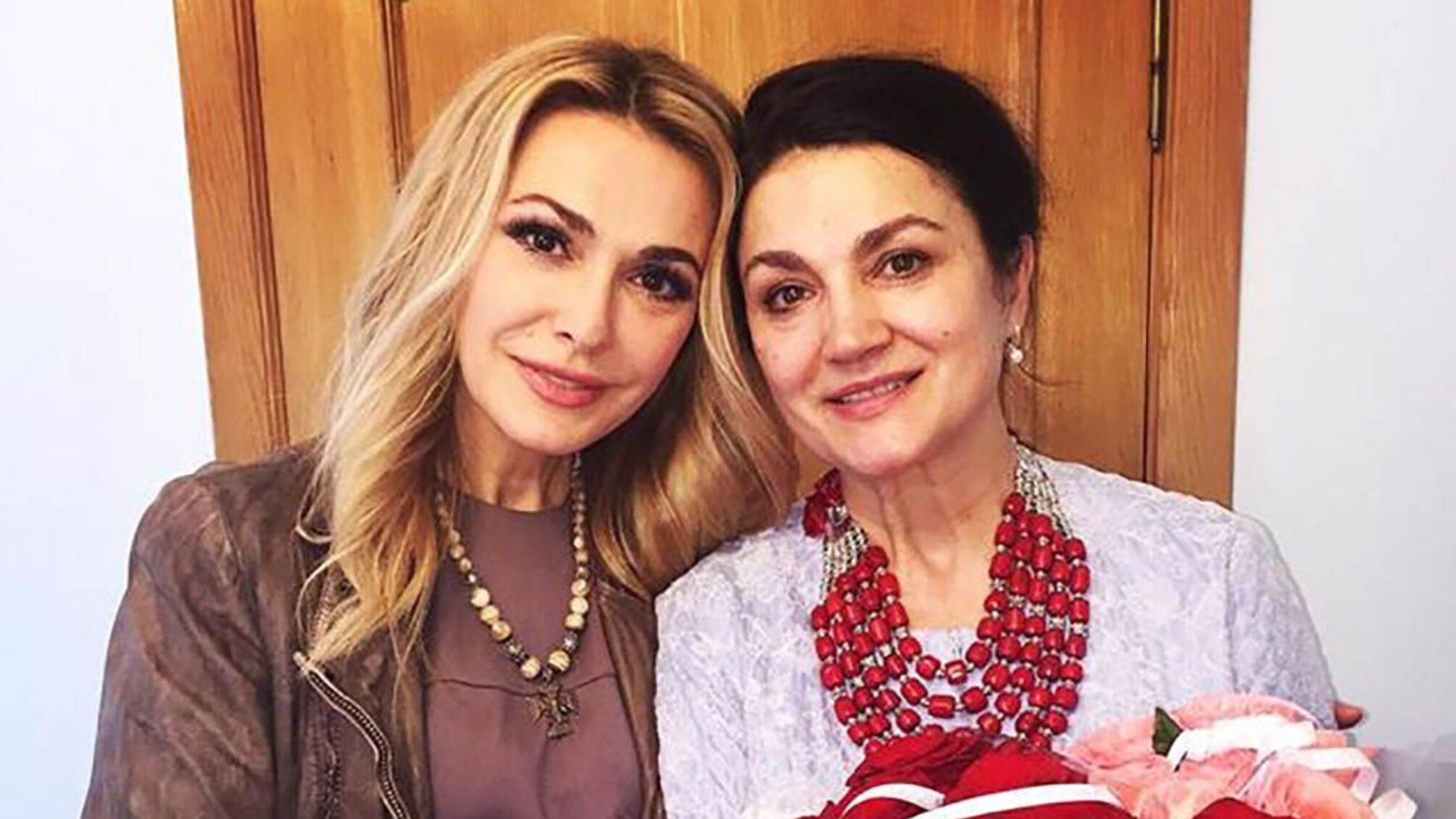 'Ще будуть ролі': Ольга Сумська виклала раритетне фото з сестрою Наталею