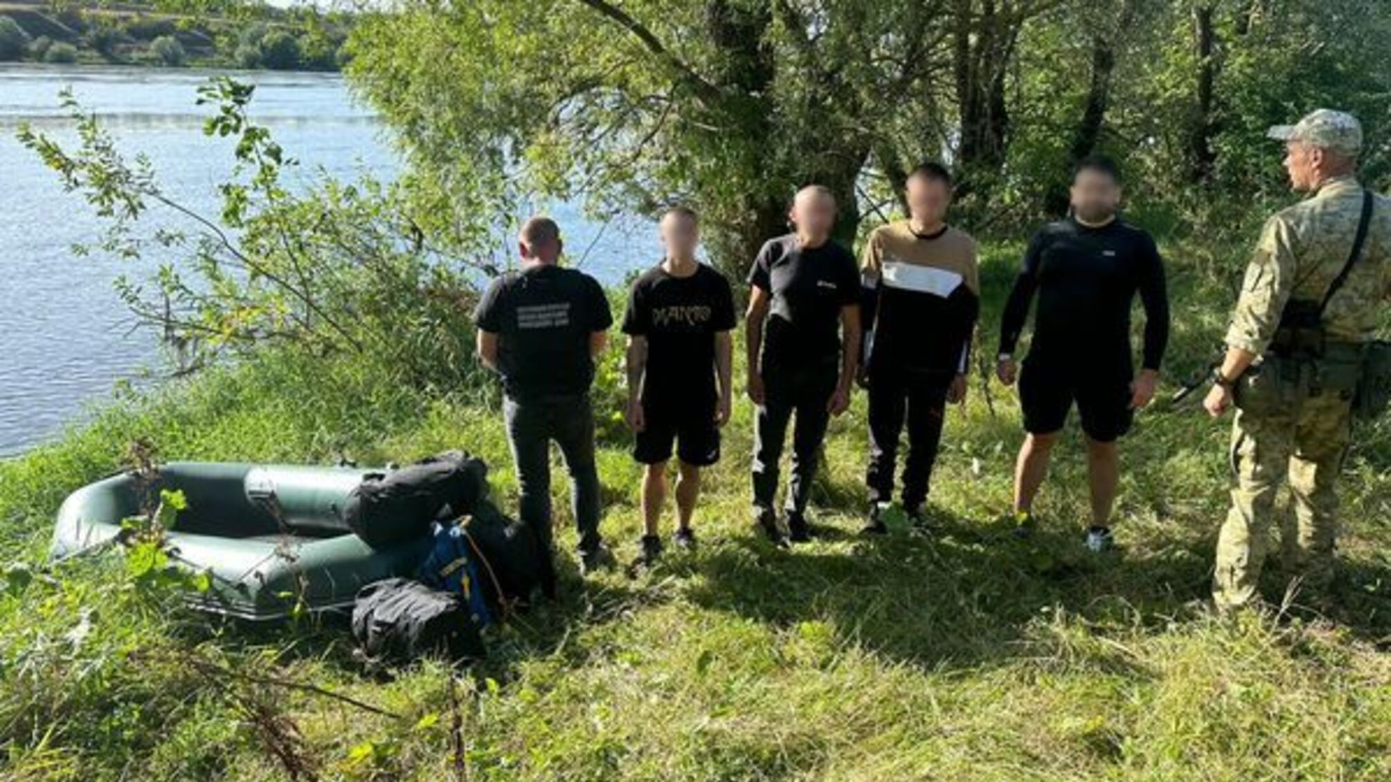 'Круиз' в резиновой лодке: на берегу Днестра пограничники остановили уклонистов, плывших в Молдову