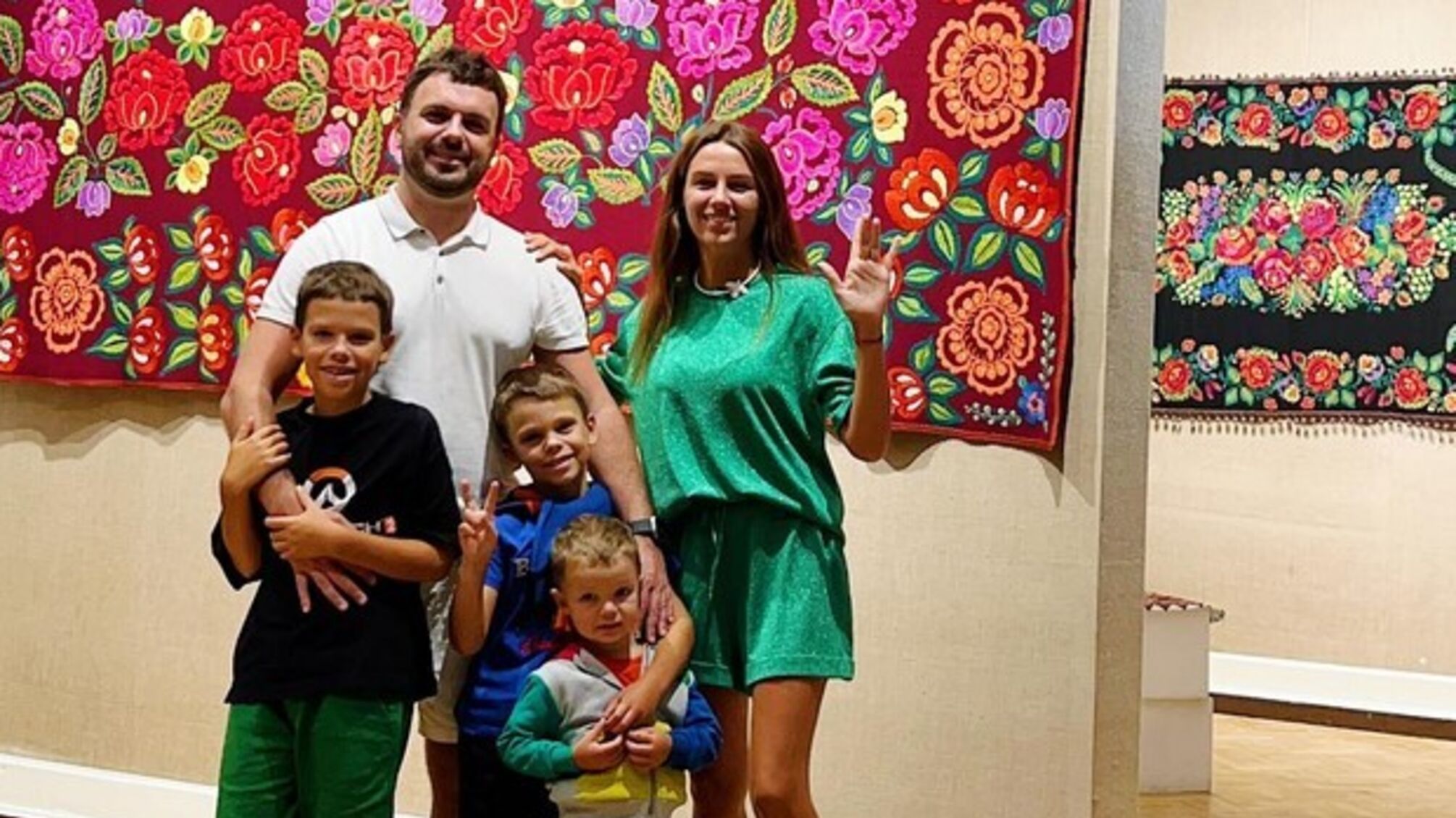 Не гаджетами едиными: ведущий Решетник сводил детей в музей Приймаченко