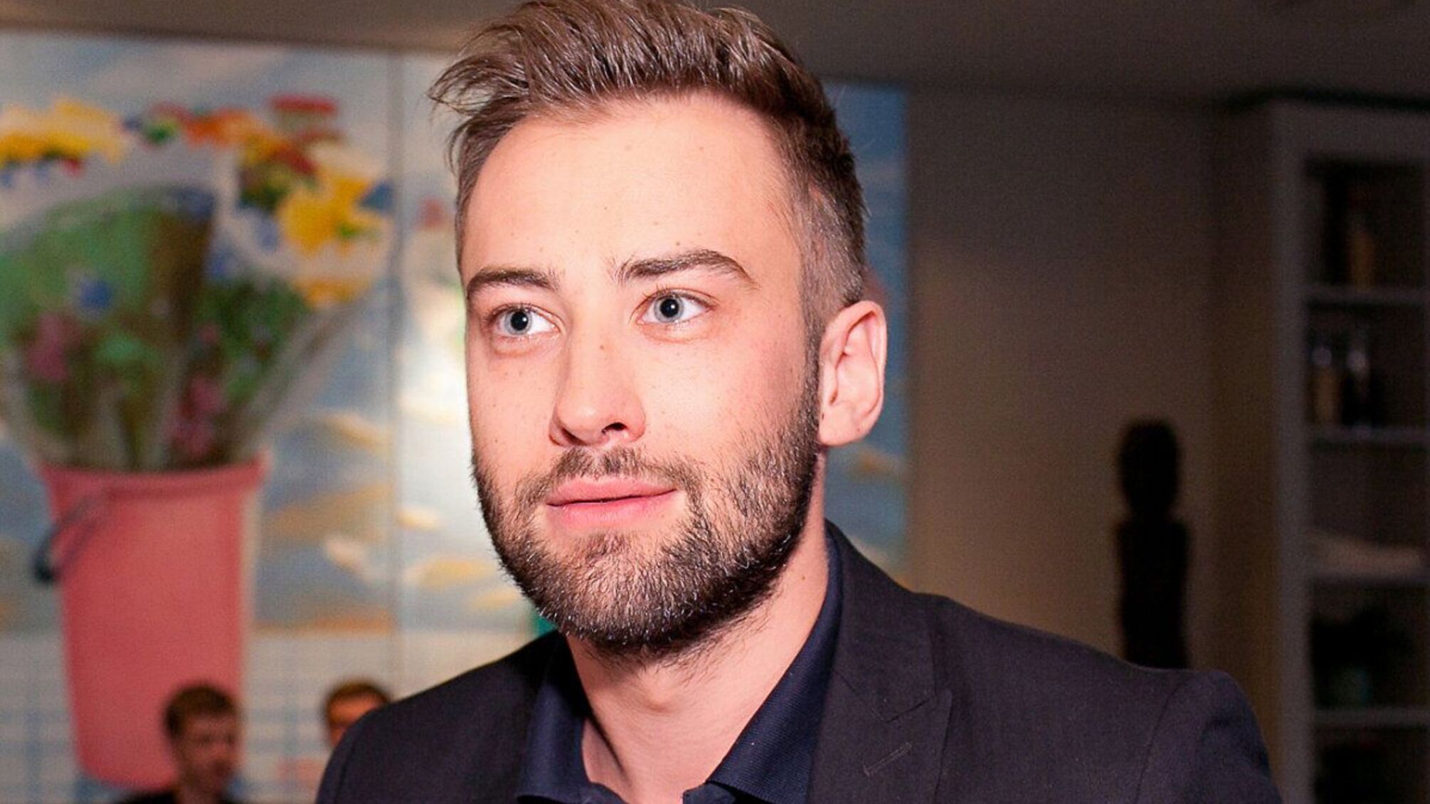 Ексведучий 'Розсміши коміка' Шепєлєв знімає шоу на руїнах Маріуполя