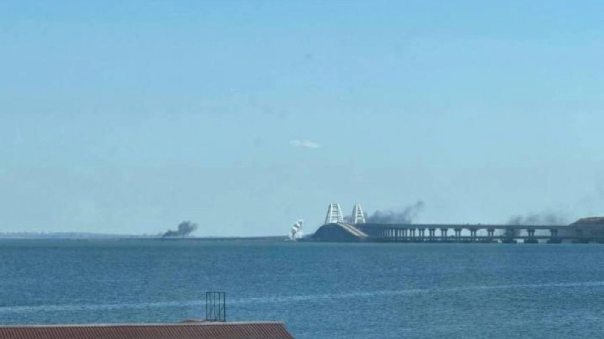 Свежие кадры Крымского моста: оккупанты оборудовали защитные сооружения и огневые точки на воде, – Инфосопротивление