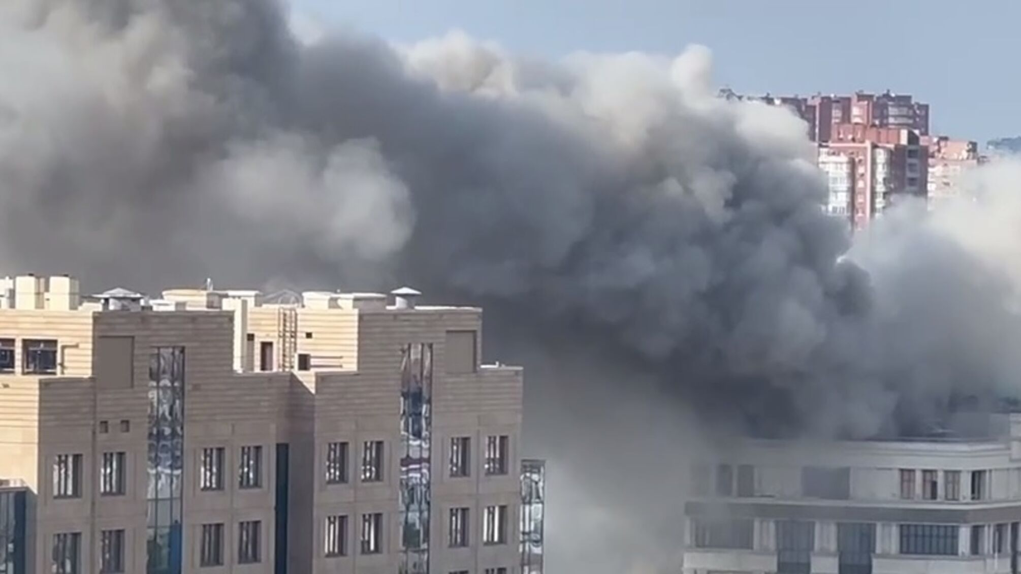 У здания администрации террористической 'ДНР' прогремели взрывы: что известно