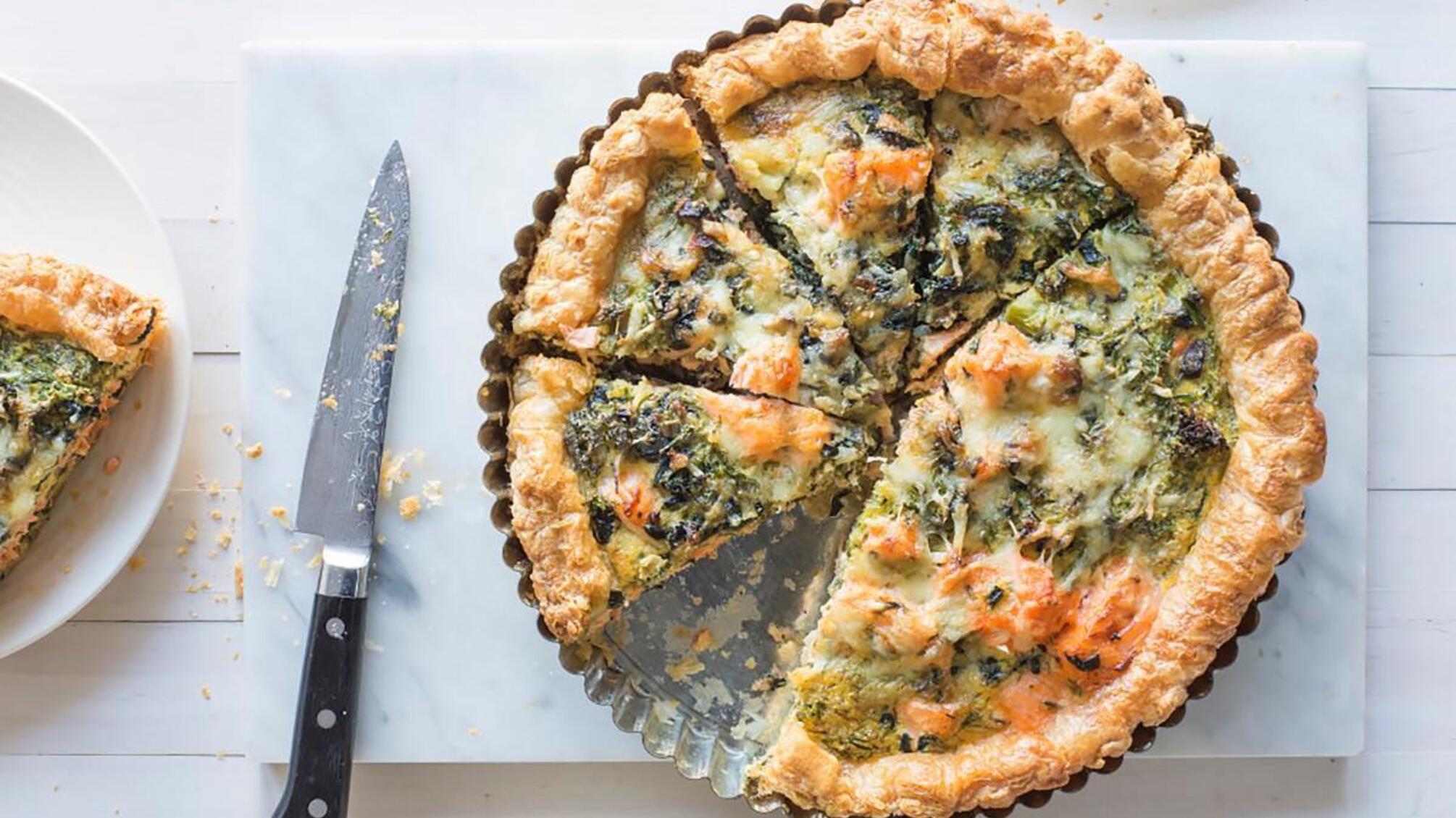 Кіш із червоною рибою під вешковим соусом