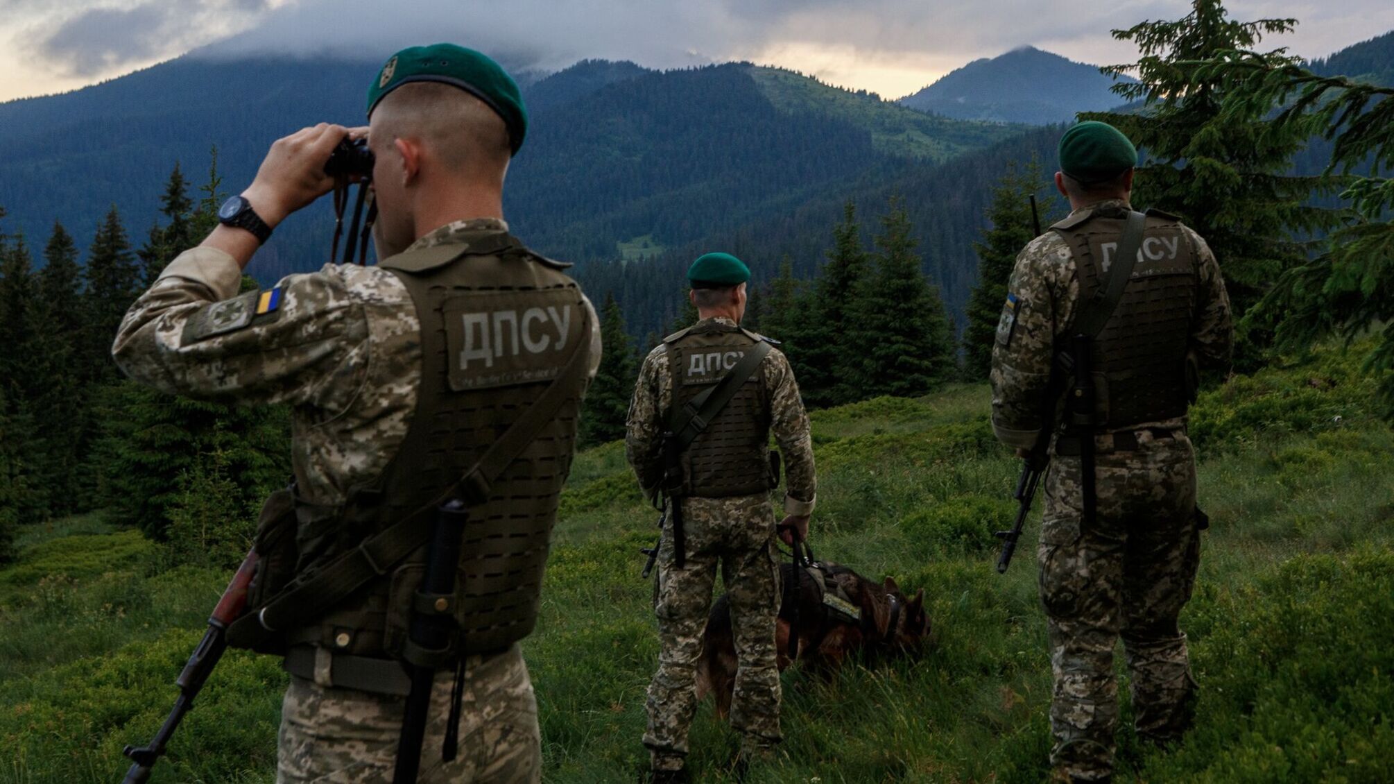 Пограничники Мукачевского отряда задержали 200 бежавших в Венгрию мигрантов.
