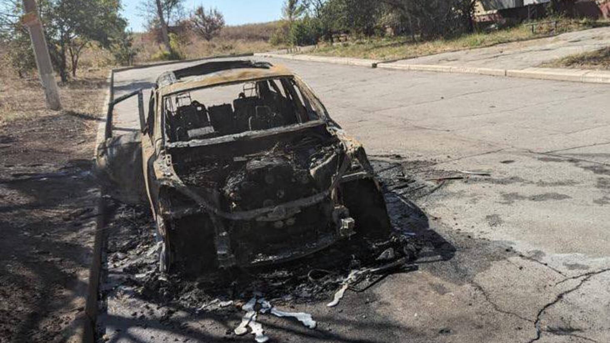 Журналисты имели соответствующие надписи на одежде и машине