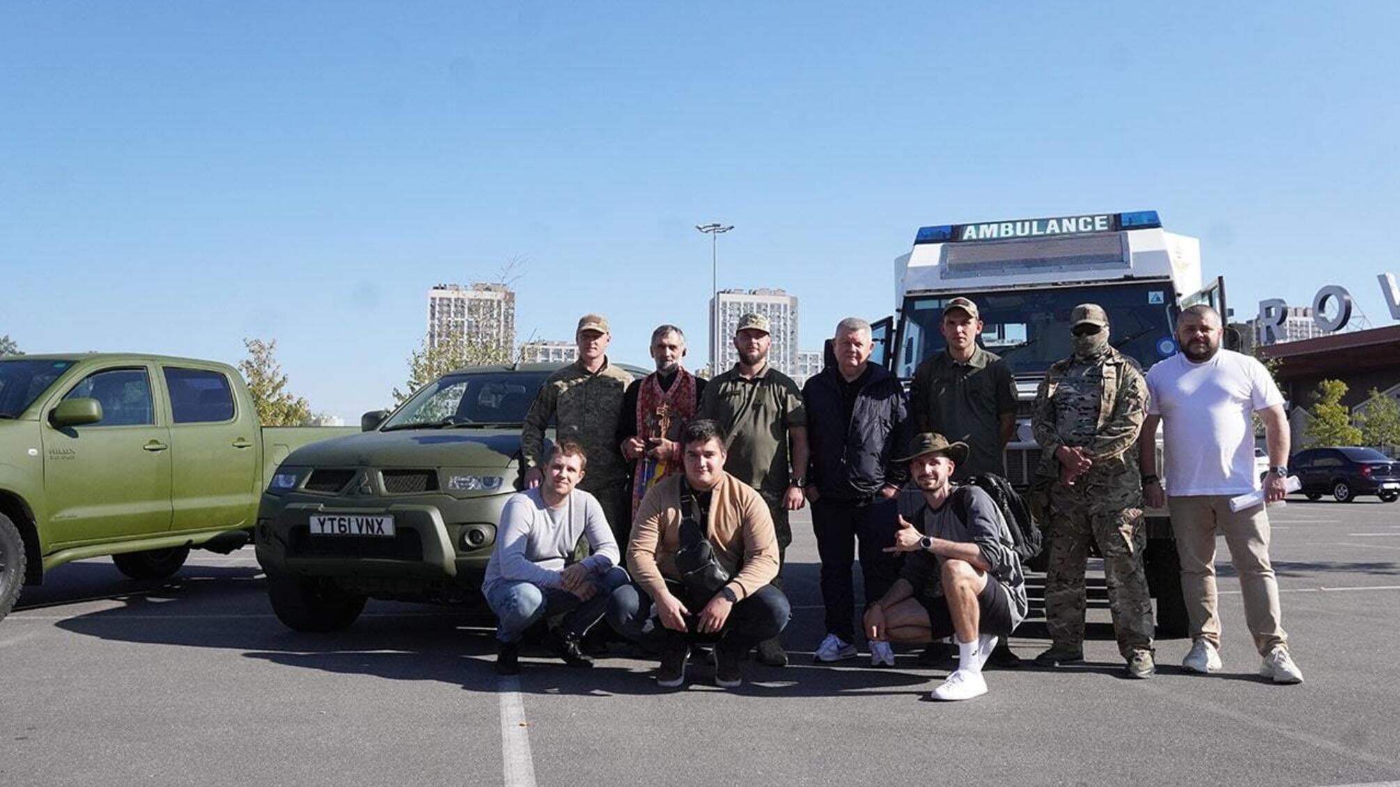 ЗСУ отримали унікальну швидку та позашляховики від благодійників Коровченко та Молчанової