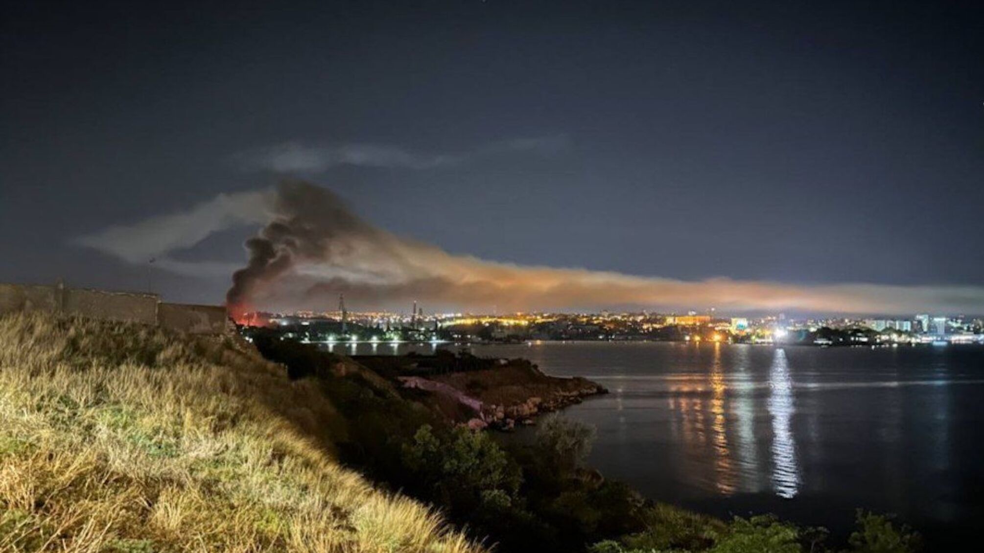 У Криму повітряна тривога: місцеві ЗМІ повідомляють про вибухи в Севастополі й Джанкої