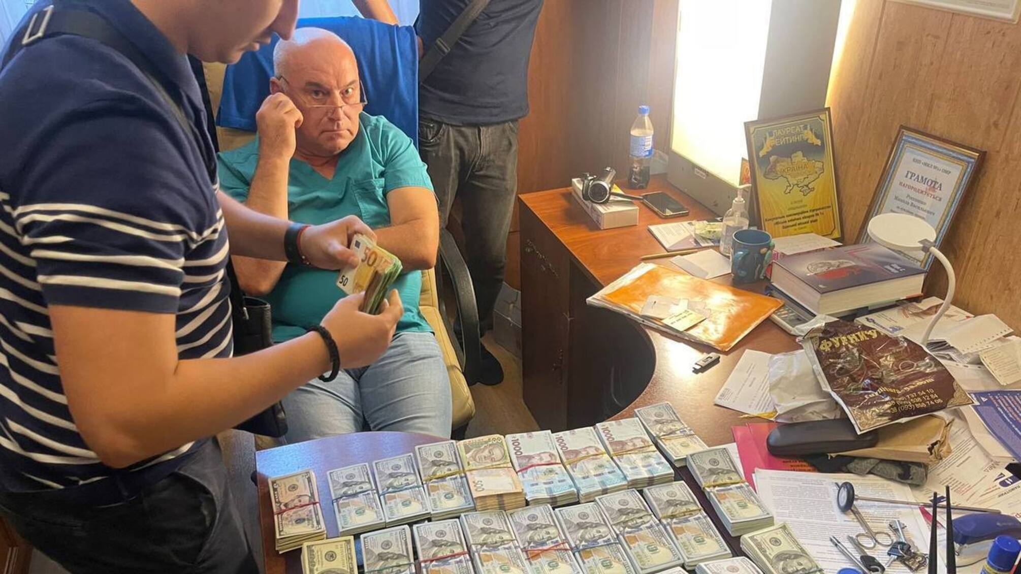 В Одессе на вымогательстве задержали завотделение и нейрохирурга городской больницы: у них изъяли $250 тысяч