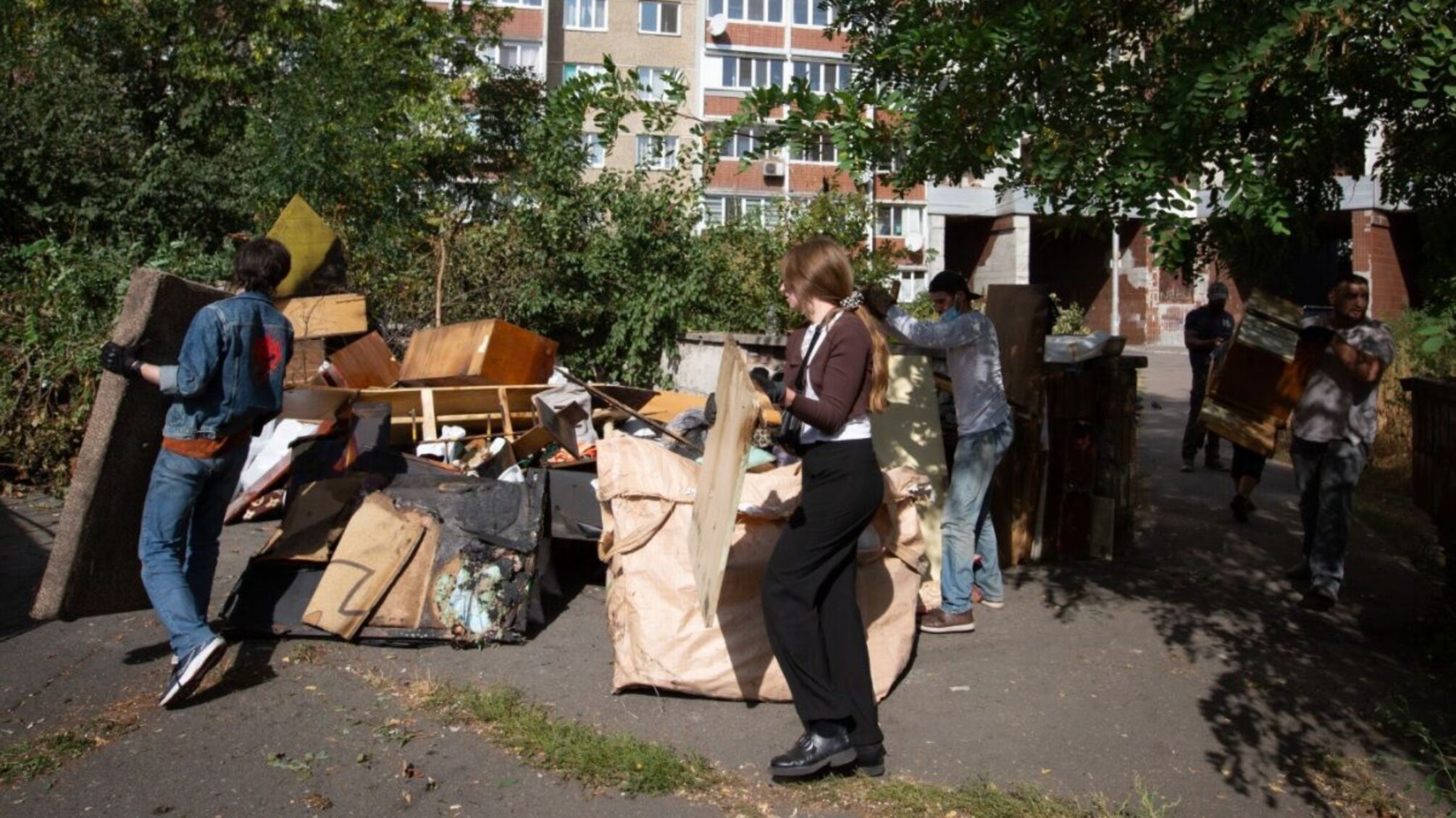 Киевляне помогли расчистить после пожара территорию, где было убежище