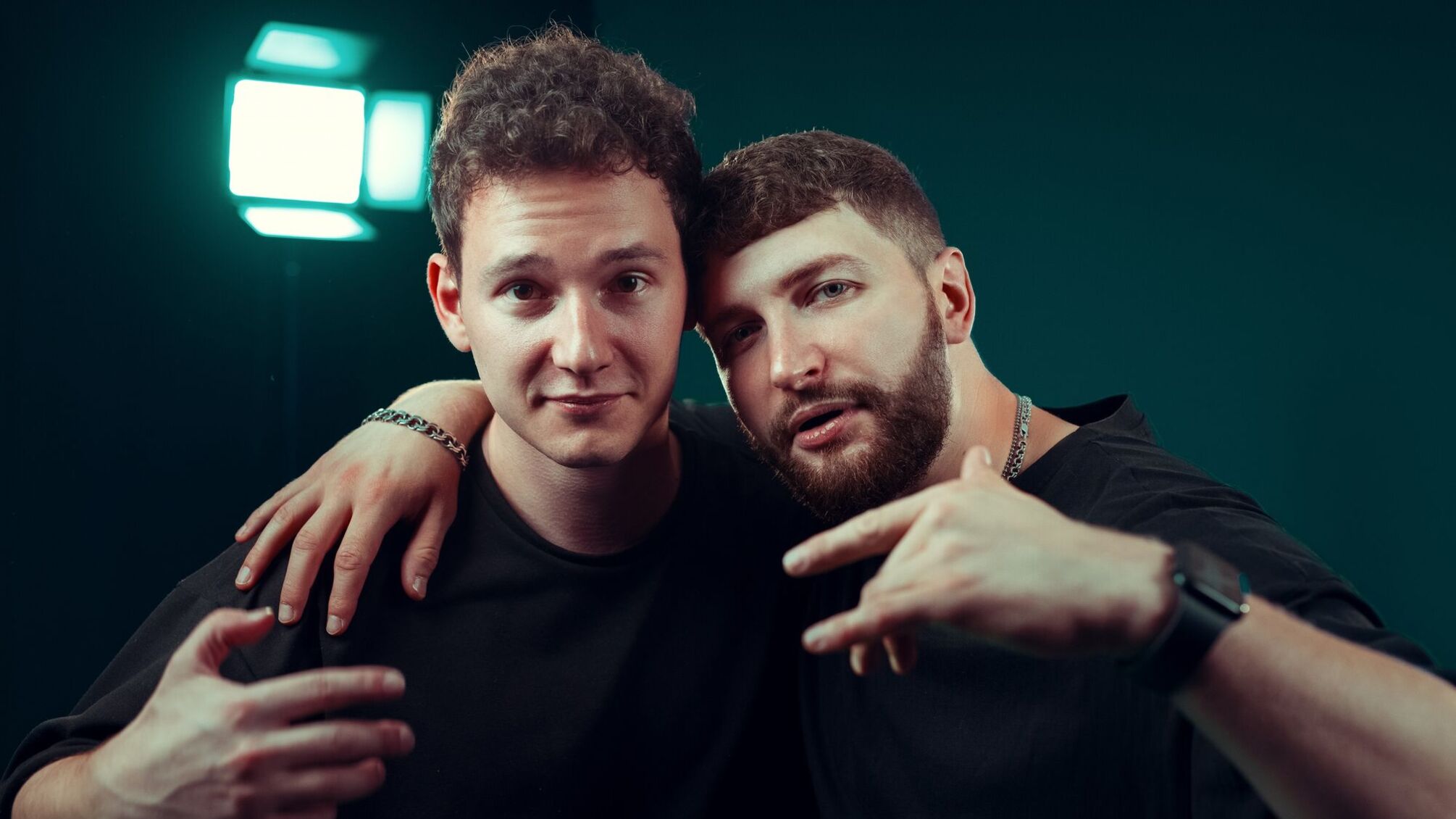 Трек гурту NAPEREXRESTI 'Україна Livе' можна почути і побачити на усіх музичних майданчиках