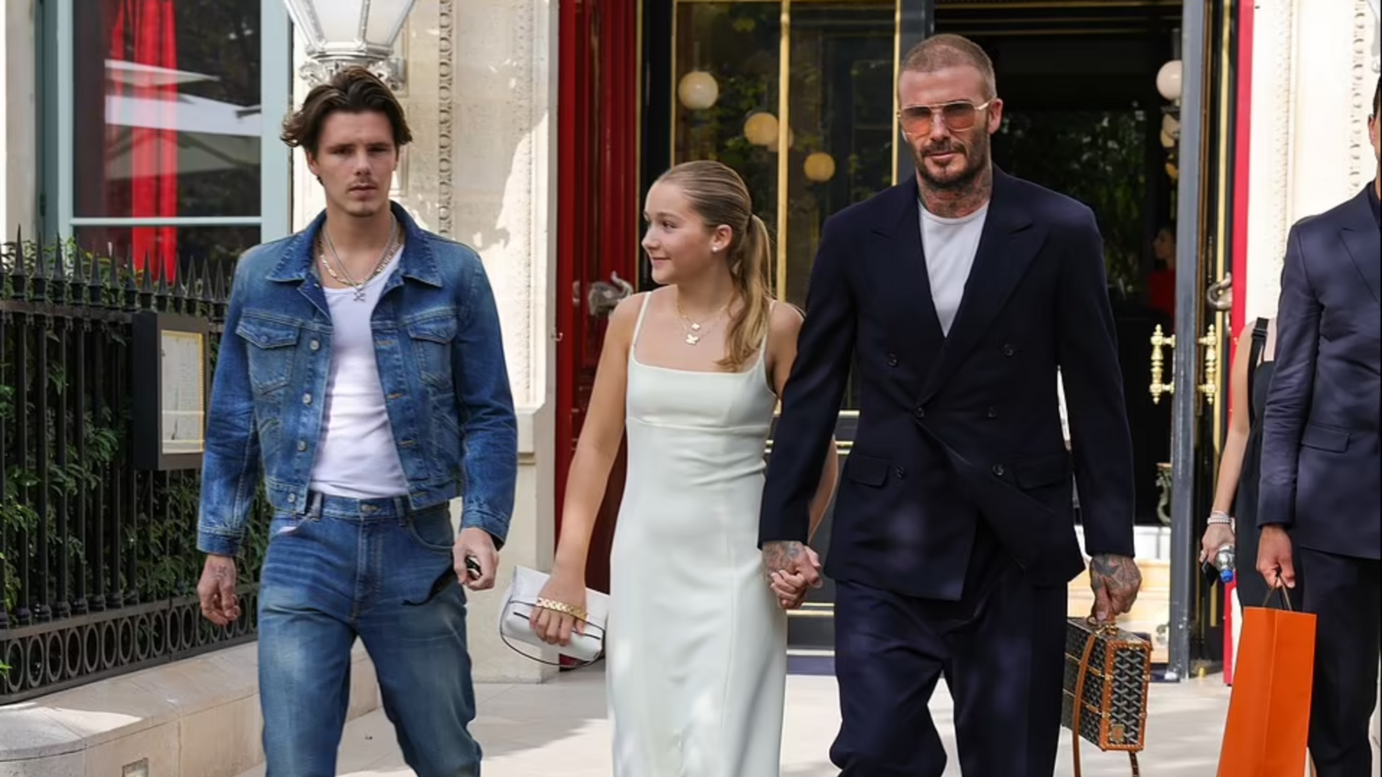 У вечірній сукні і на підборах: 12-річна донька Бекхемів відвідала модний показ матері у Парижі