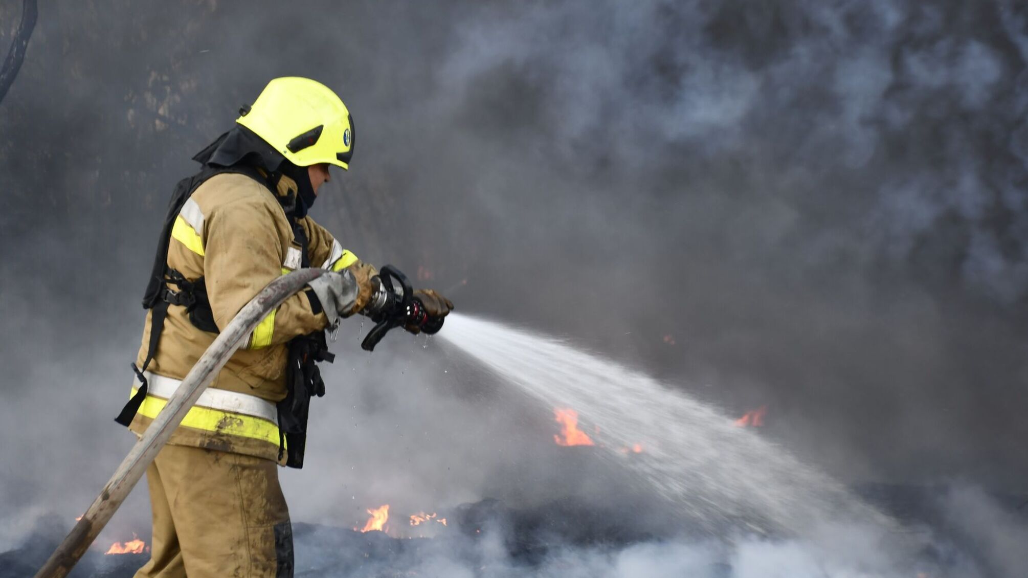 В результате ракетного удара возник пожар - горела сухая трава