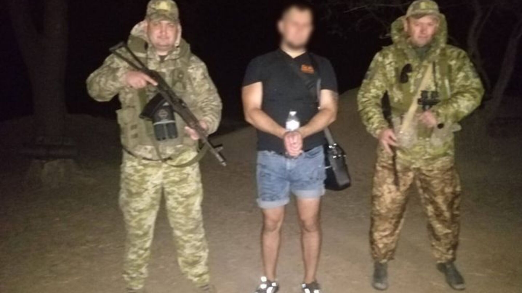 Выдали светоотражающие кроссовки: сотрудники ГПСУ поймали уклоняющегося на границе с Молдовой