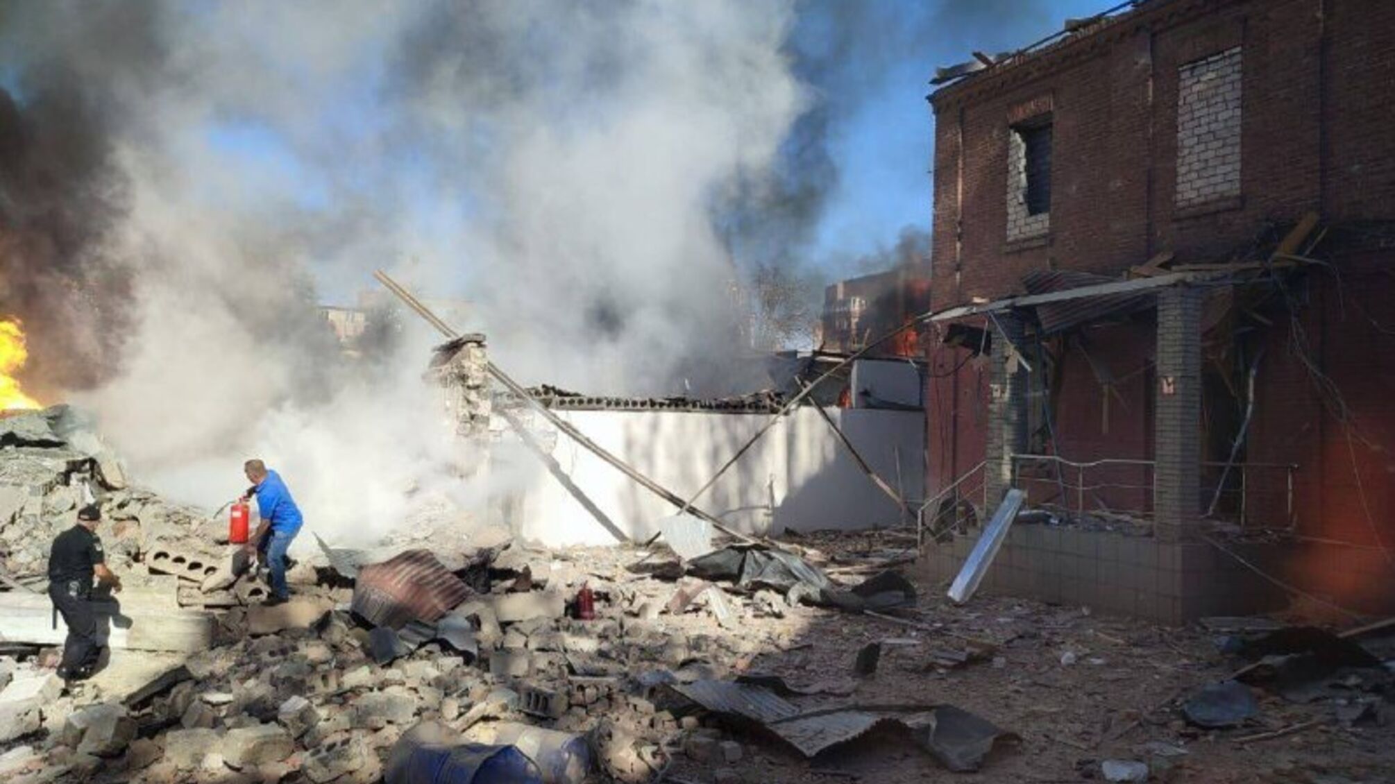 Ракетний удар по Кривому Рогу: окупанти поцілили в адмінбудівлю, є жертви та 25 потерпілих (фото)