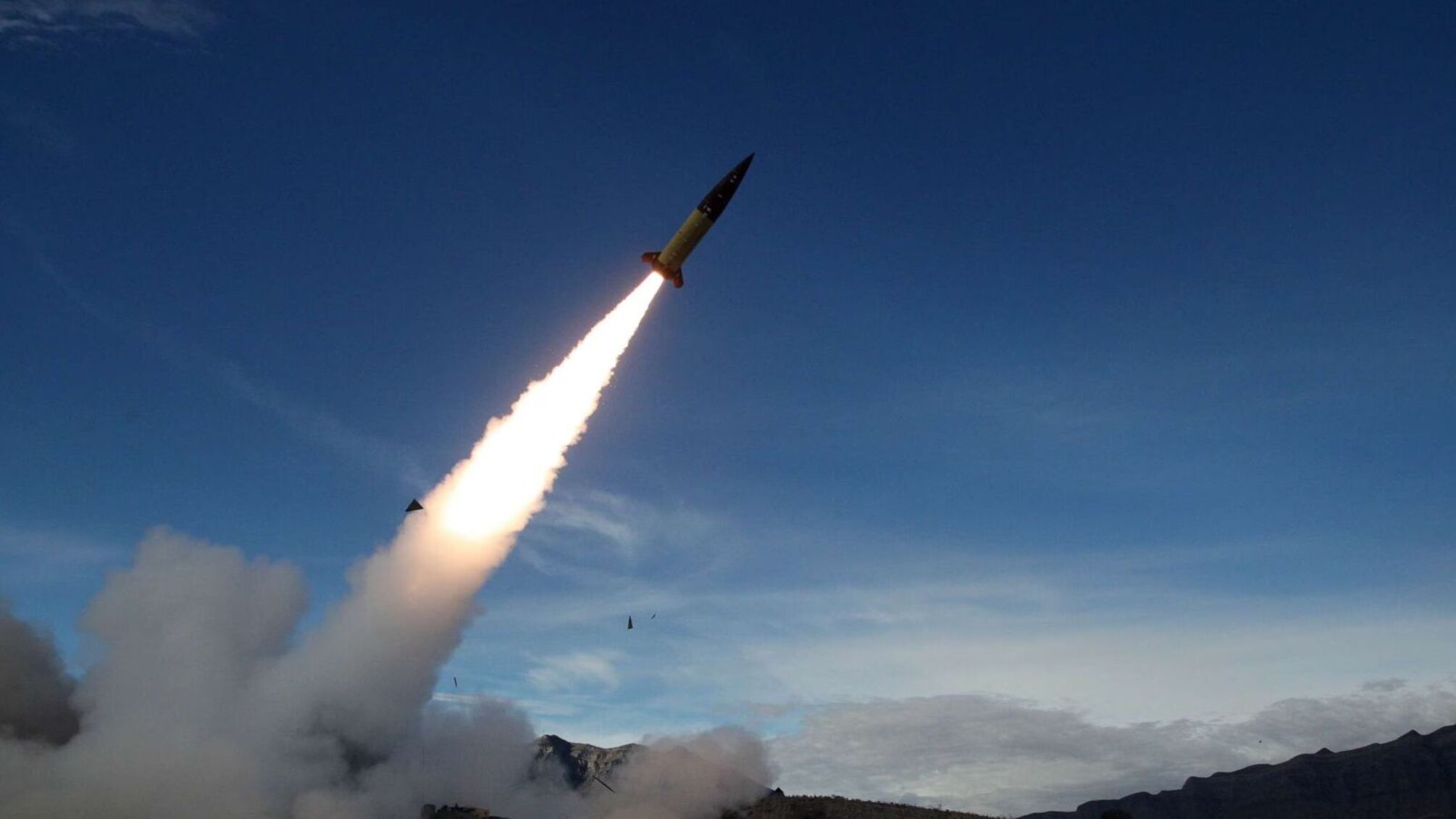 Зеленский подтвердил применение дальнобойных ракет ATACMS в Бердянске: Залужный показал видео запуска ракет