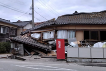 В Японии после мощного землетрясения объявлена угроза цунами