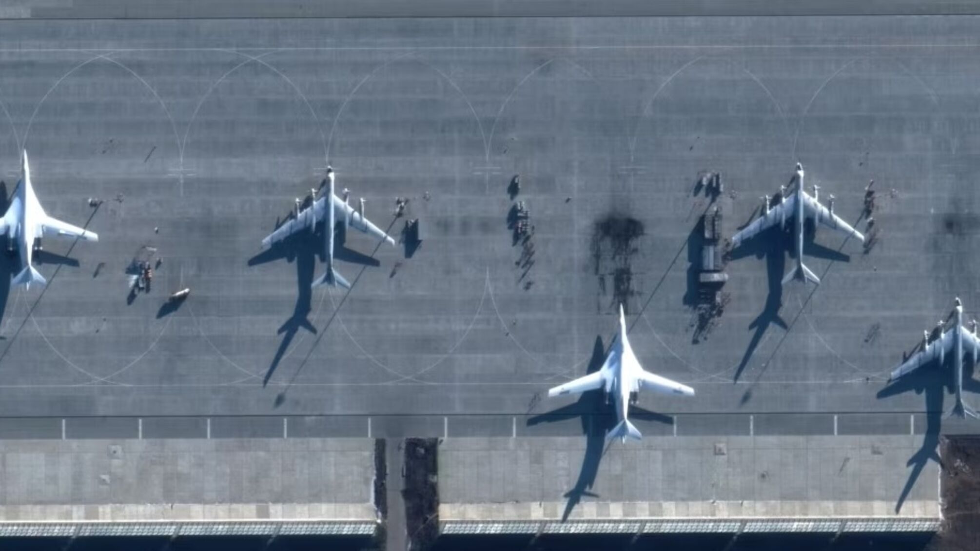 Был атакован аэродром стратегической авиации в городе Энгельсе в Саратовской области.