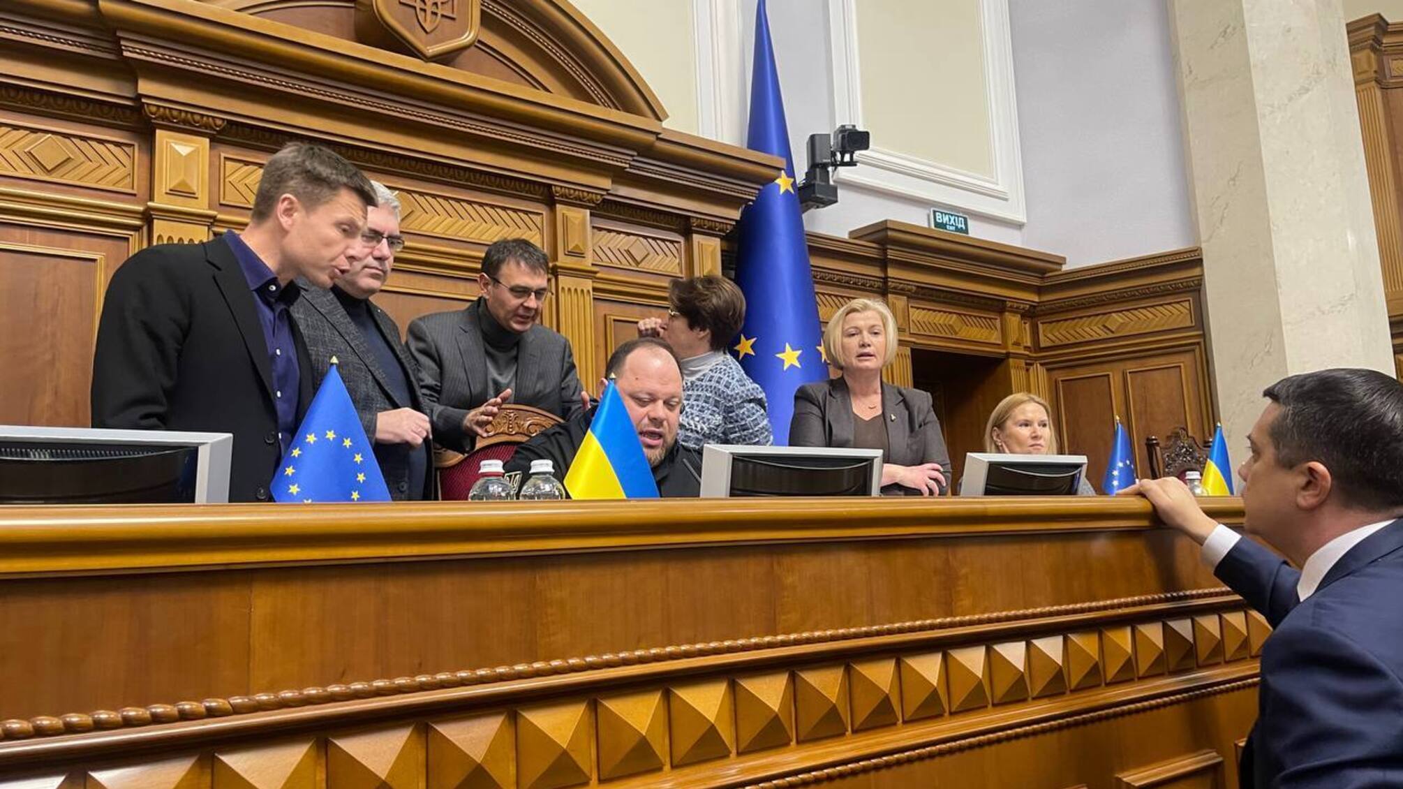 Заседание сорвали: в парламенте заблокировали трибуну из-за нардепа Безуглой
