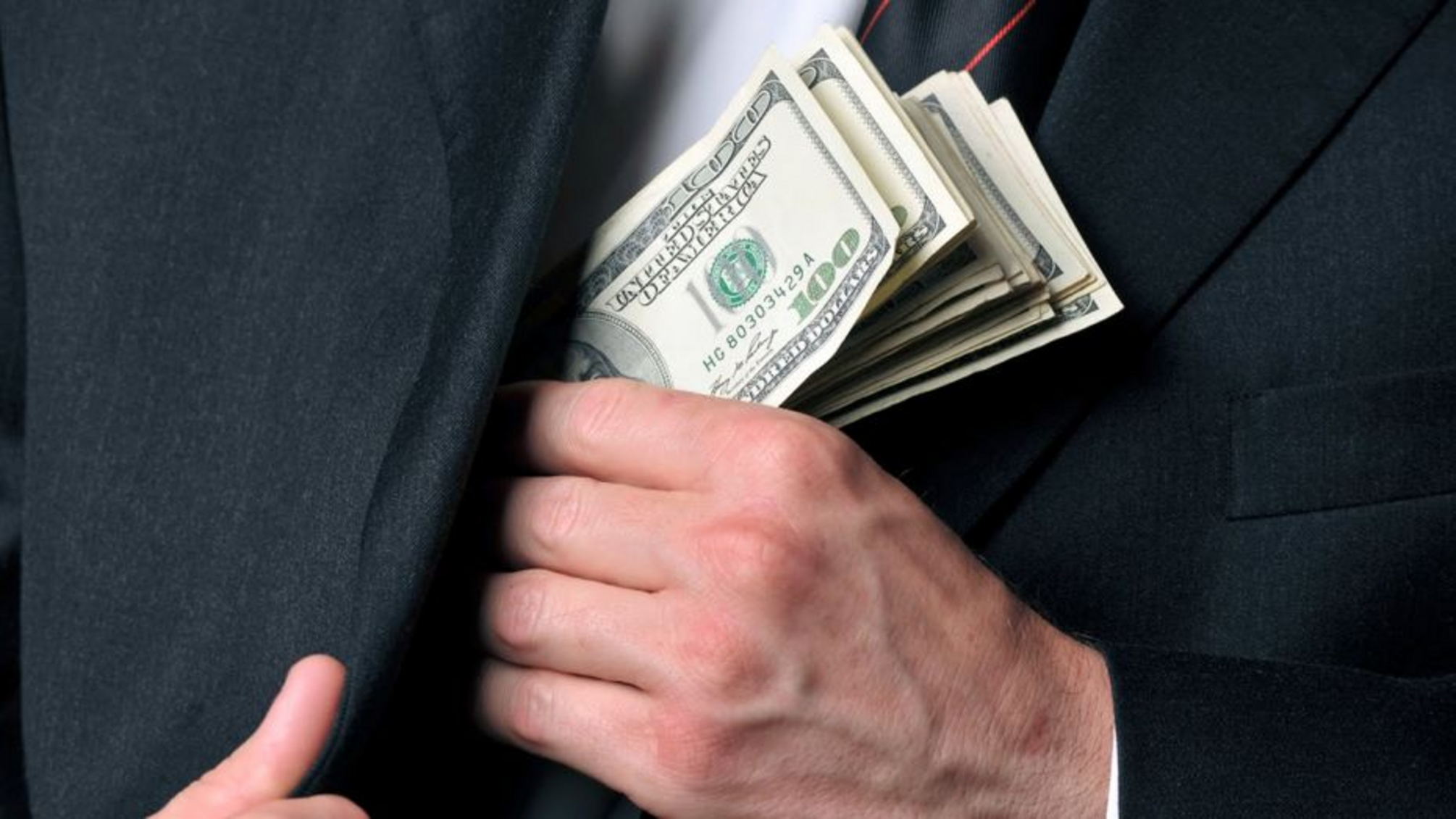 присвоил средства на строительстве