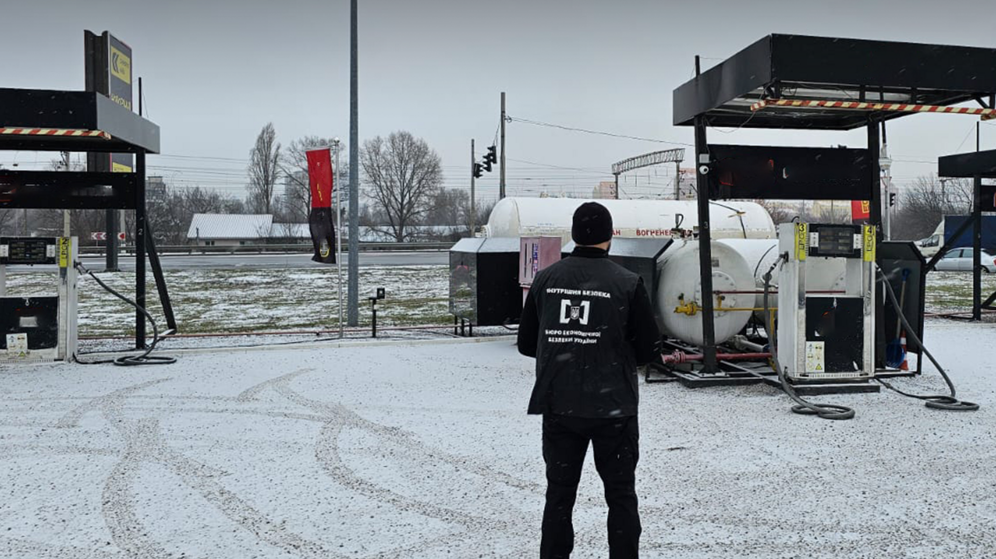 У Києві викрили 5 незаконних АЗС, які виготовляли пальне з нафтопродуктів невідомого походження