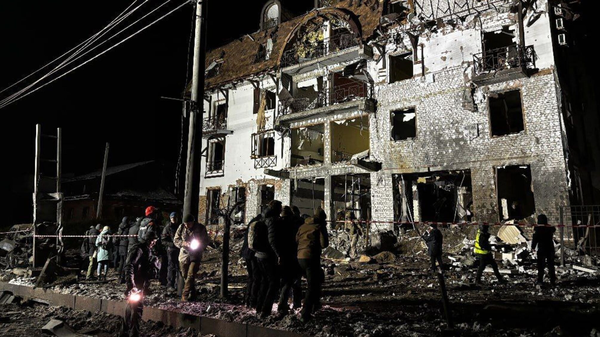 Рятувальники вночі загасили пожежу та допомагають розібрати завали