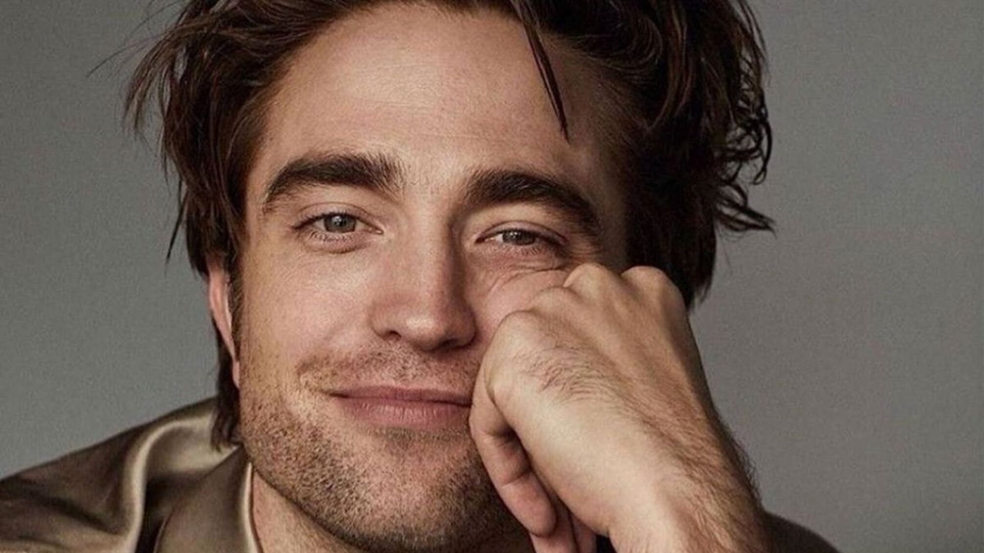 Роберт Патинсон улыбается