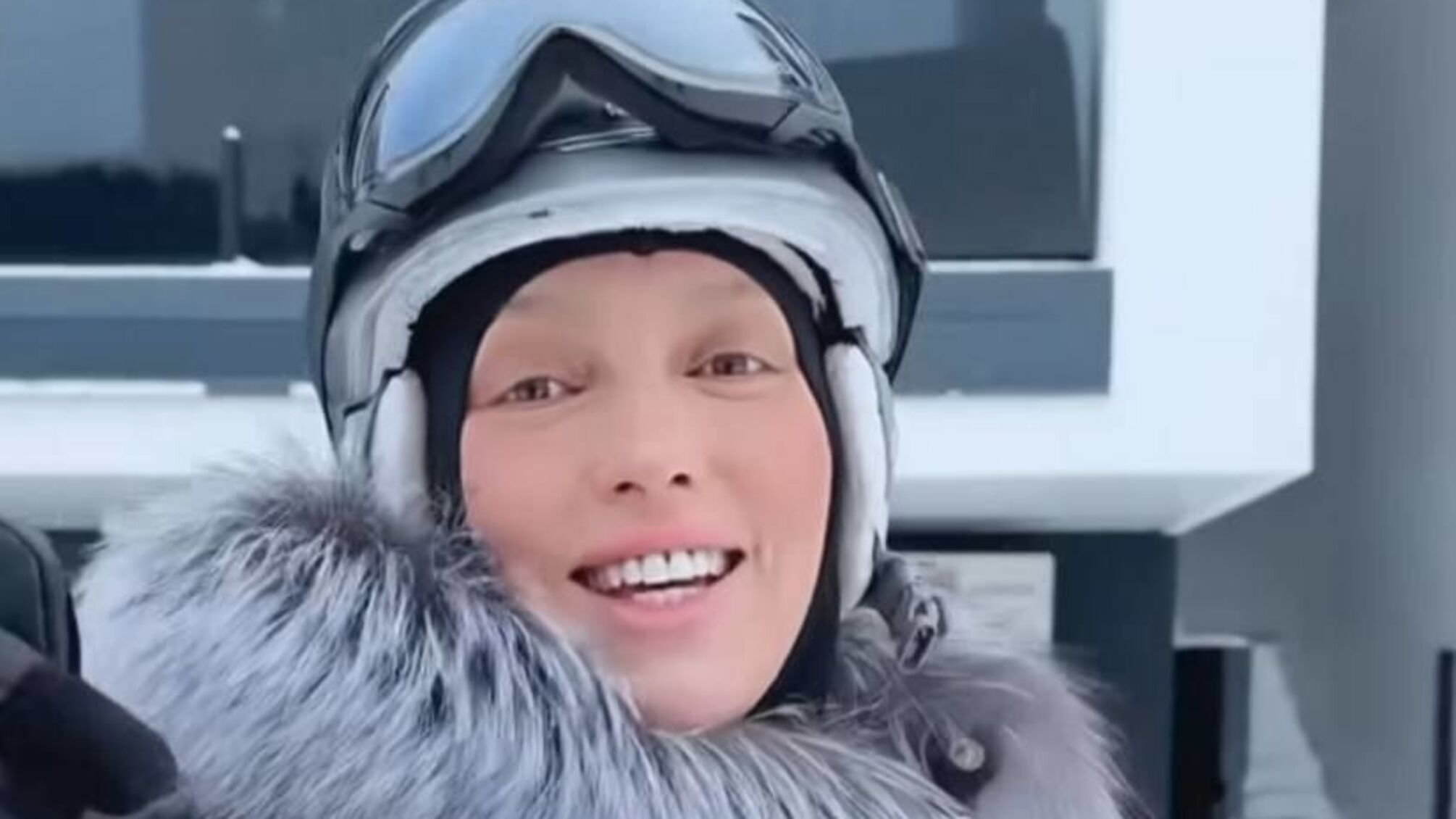 На лыжах и в каске: Оля Полякова показала, как отдыхает в Буковеле