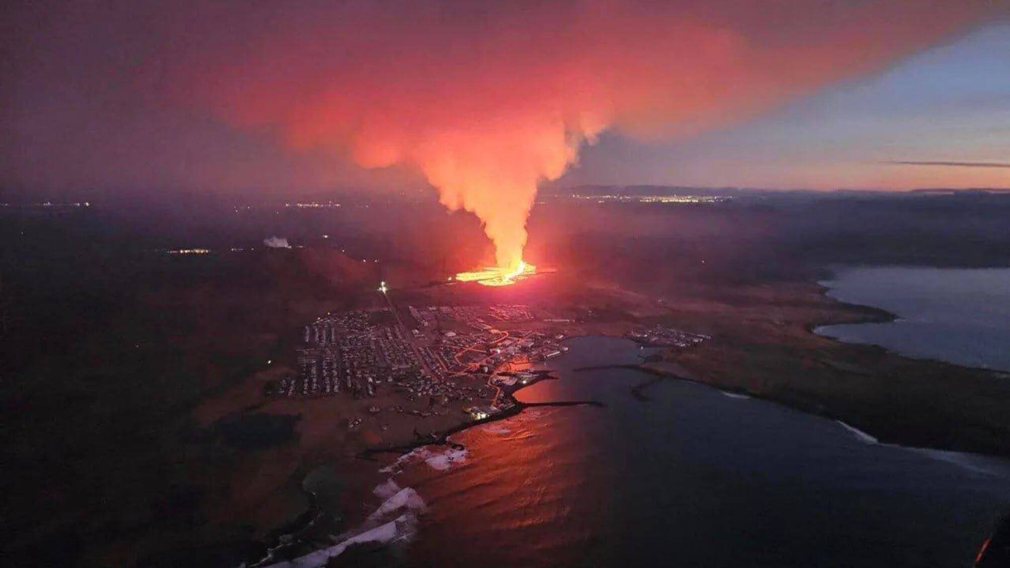 В Исландии лава из вулкана достигла города, горят дома