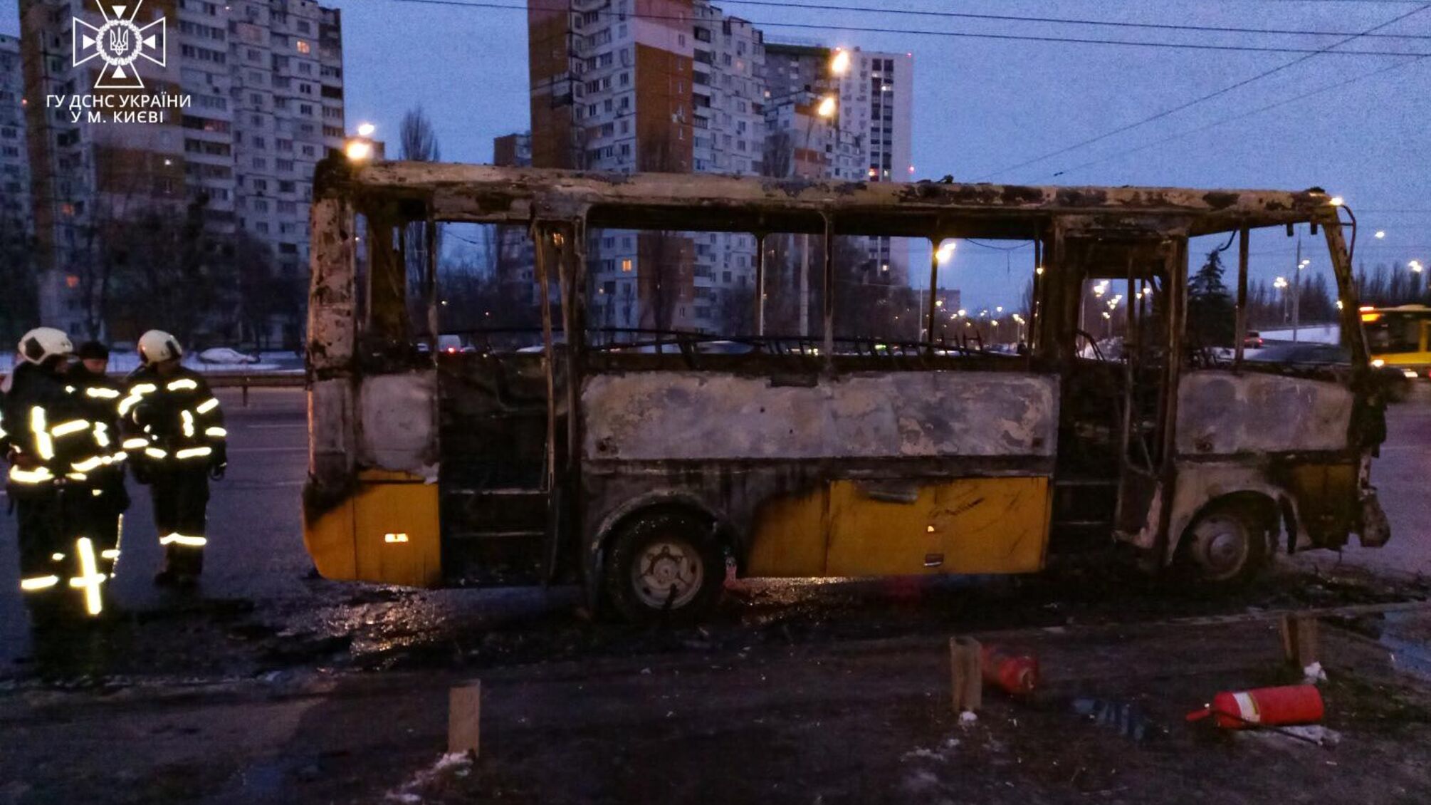 Вранці в Києві спалахнула маршрутка, рятувальники загасили полум'я 