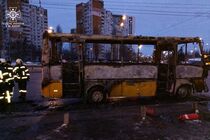 Утром в Киеве вспыхнула маршрутка, спасатели потушили пламя