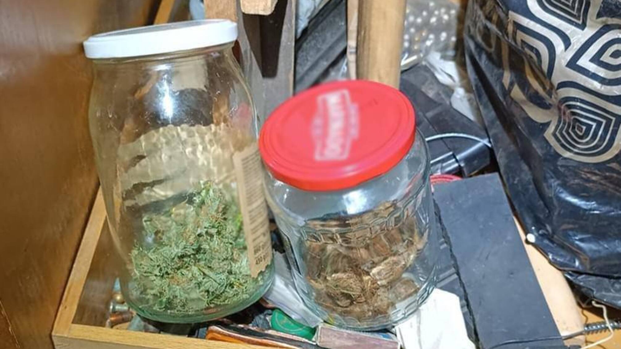 Приїхали на крики, а знайшли гранати та наркотики: несподівана знахідка поліції у квартирі киянина