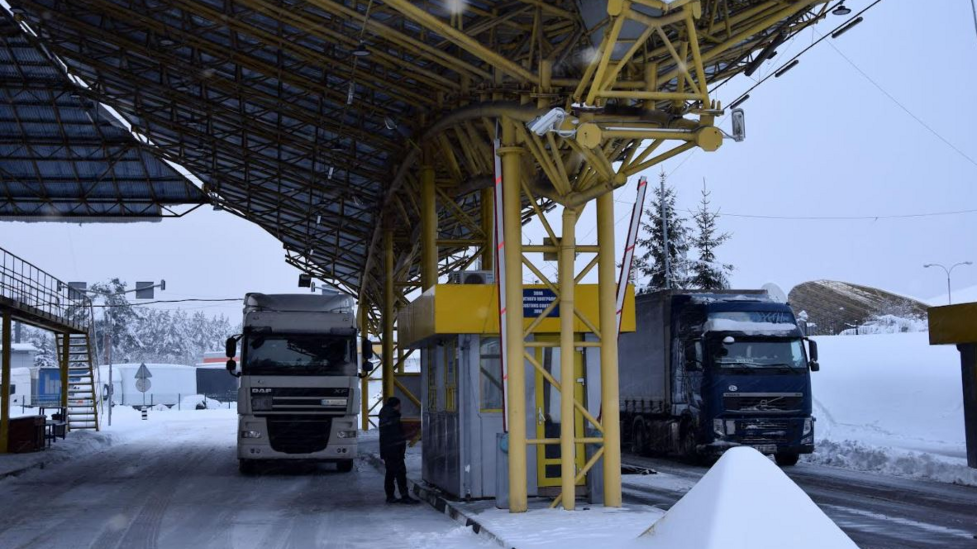 Движение грузовиков через пункт пропуска Ягодин-Дорогуск также возобновилось.