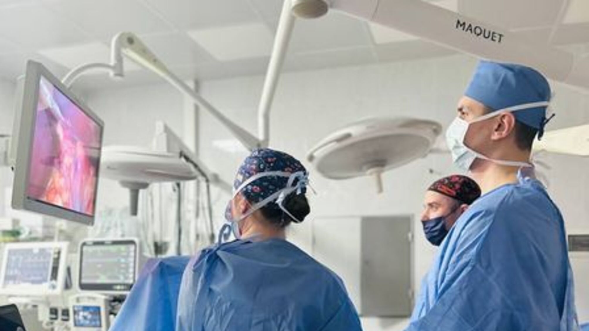 Вытащили обломок магнитом: в Киеве врачи спасли жизнь военной