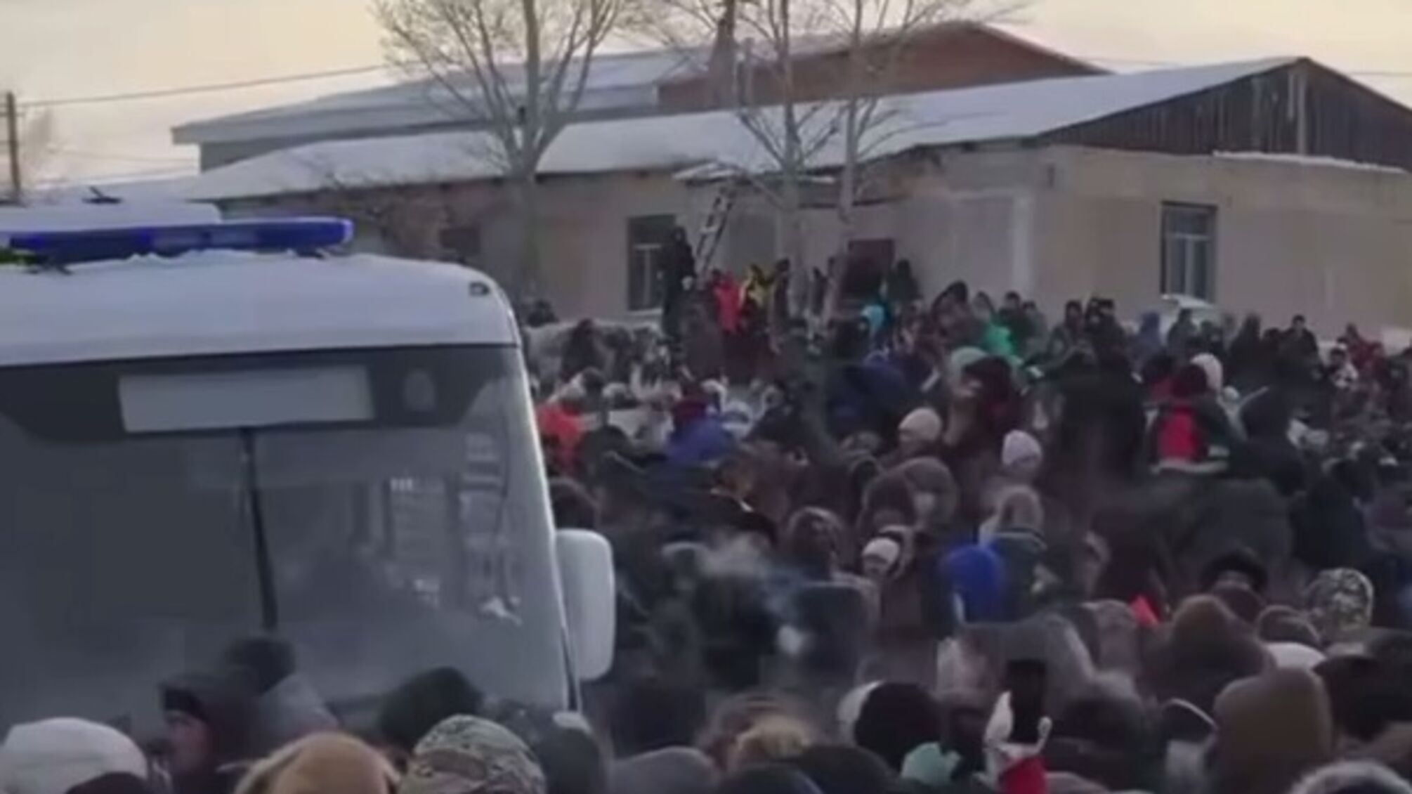 'Бунт' у Башкирії: розлючений натовп закидав поліцейських сніжками