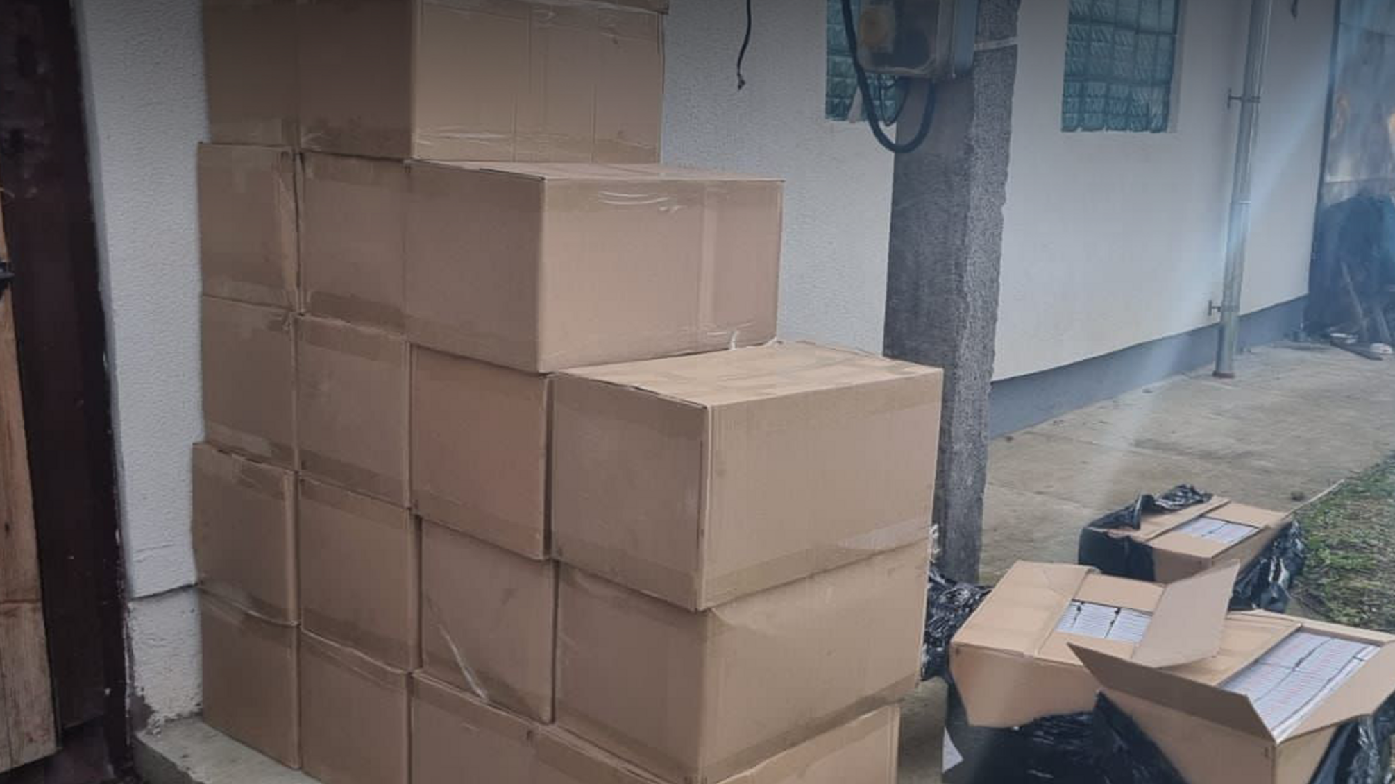 Більше пів тонни спирту та 80 тис пачок сигарет: на Львівщині БЕБ викрило місцевого 'бізнесмена'