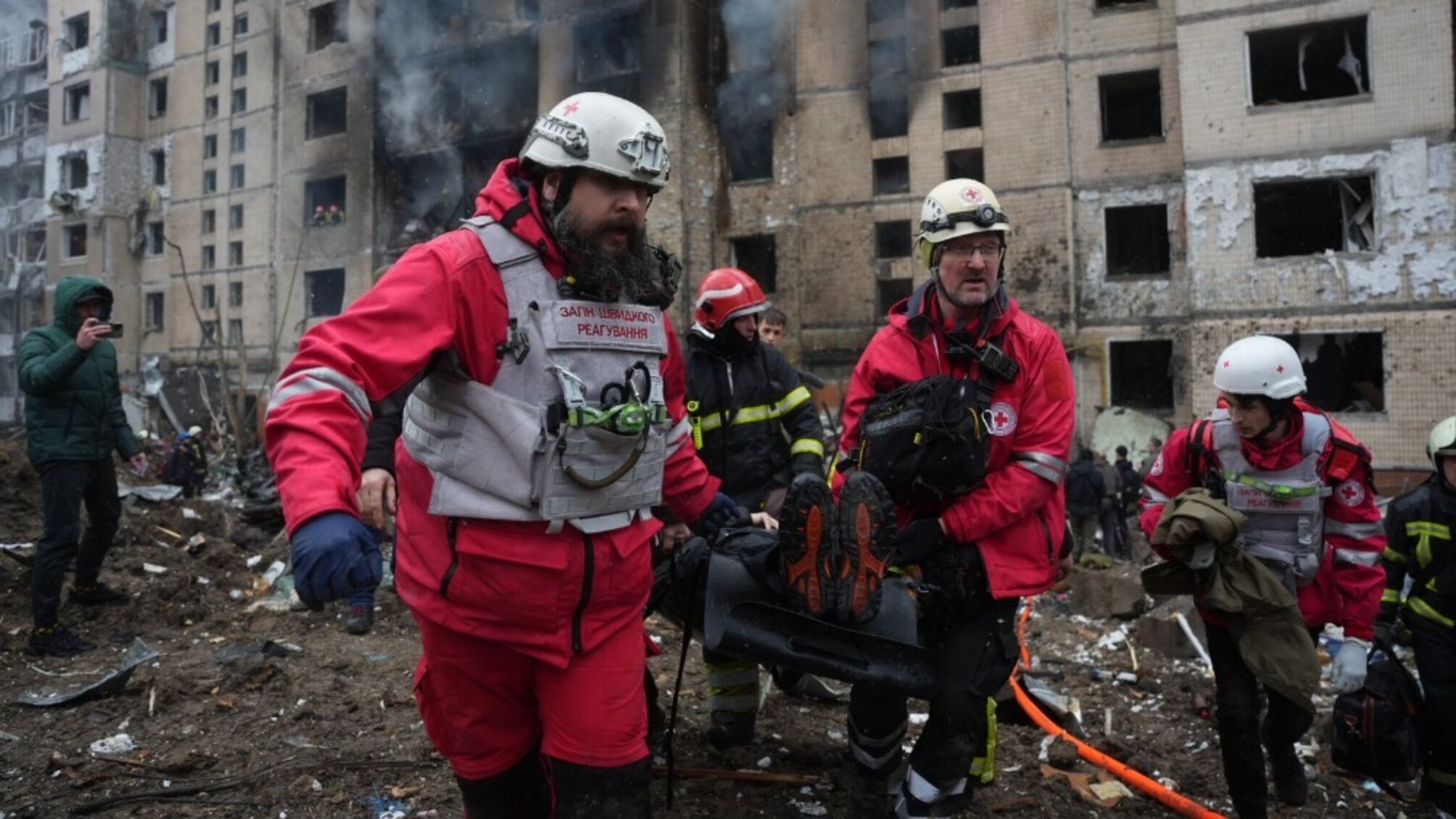 Спасатели Киева сообщают о ходе спасения людей после обстрела (фото)