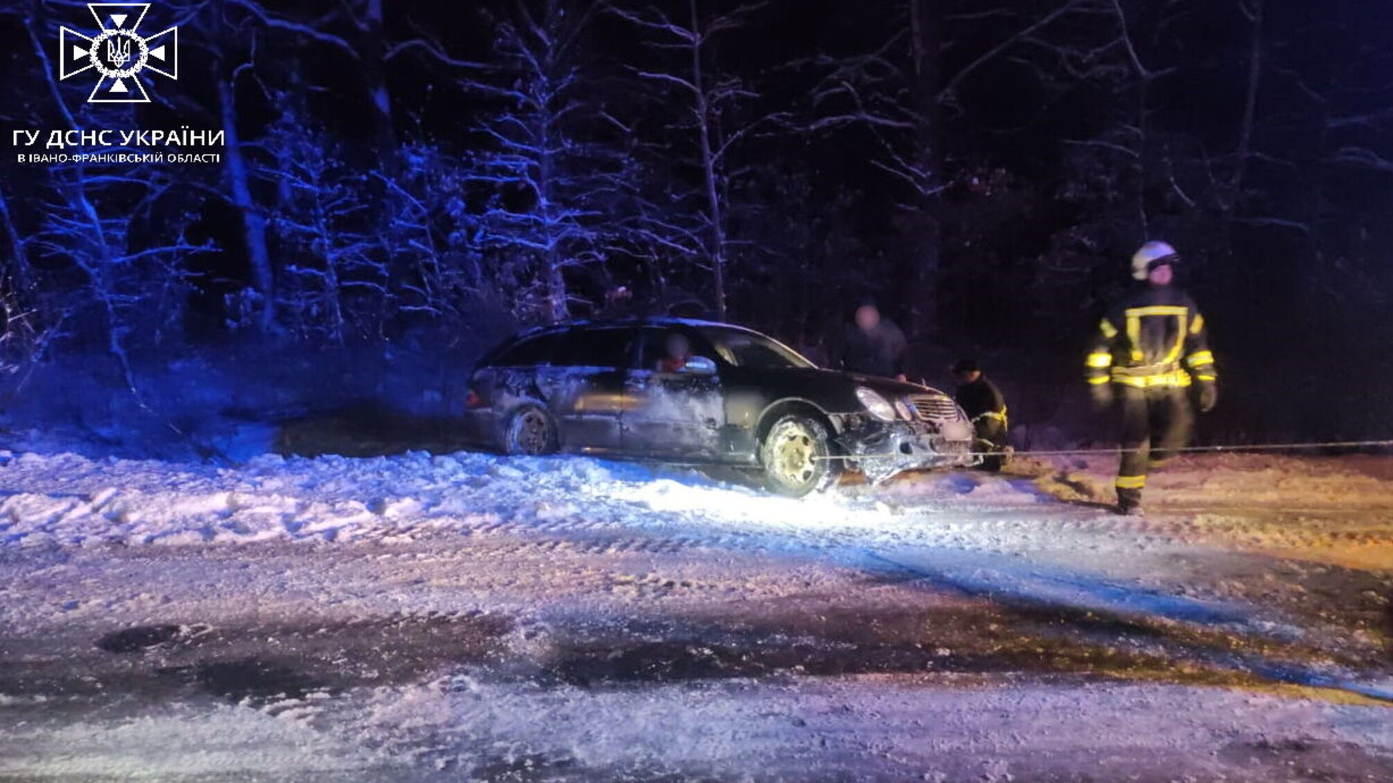 В снежных заносах на Прикарпатье застряли автобус, грузовик и три авто